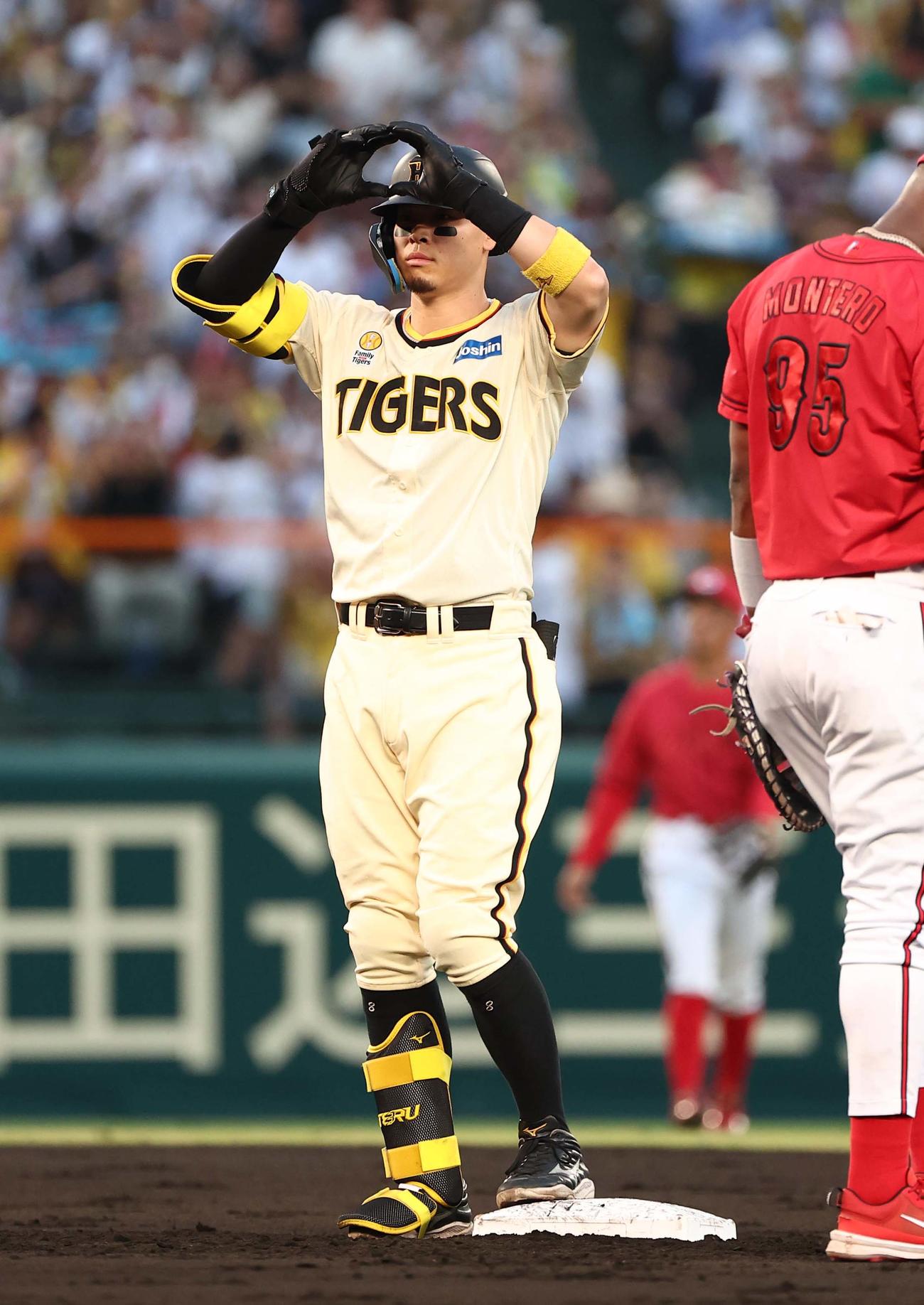 ポーズを決める阪神佐藤輝明（2025年7月31日撮影）