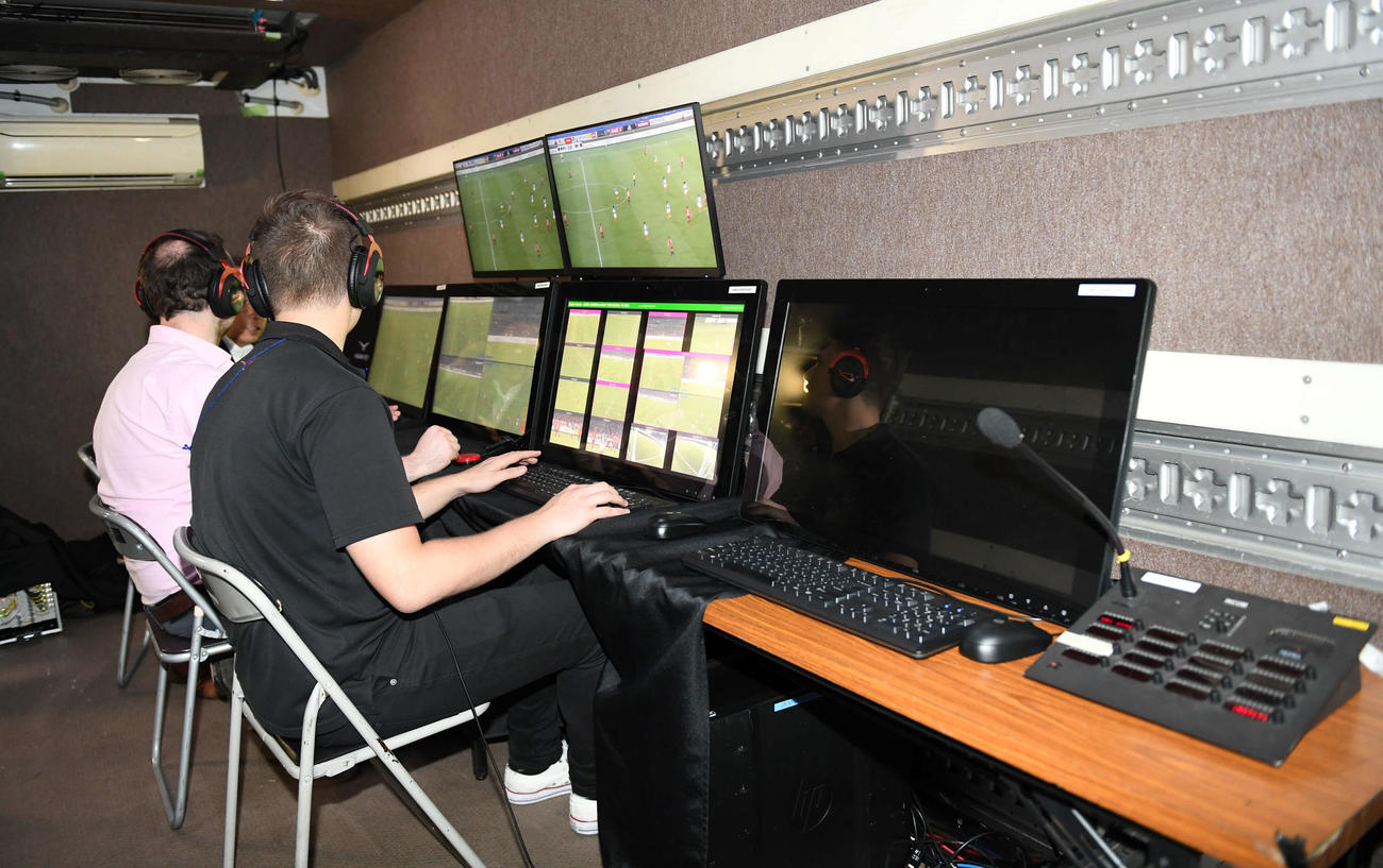 サッカーのVARはトラック内に設置（2018年撮影）
