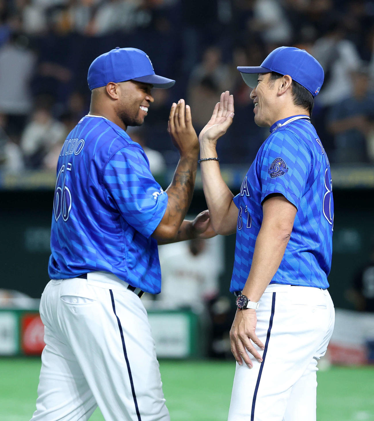 2日、巨人戦に勝利しDeNAビシエド（左）を迎える三浦監督