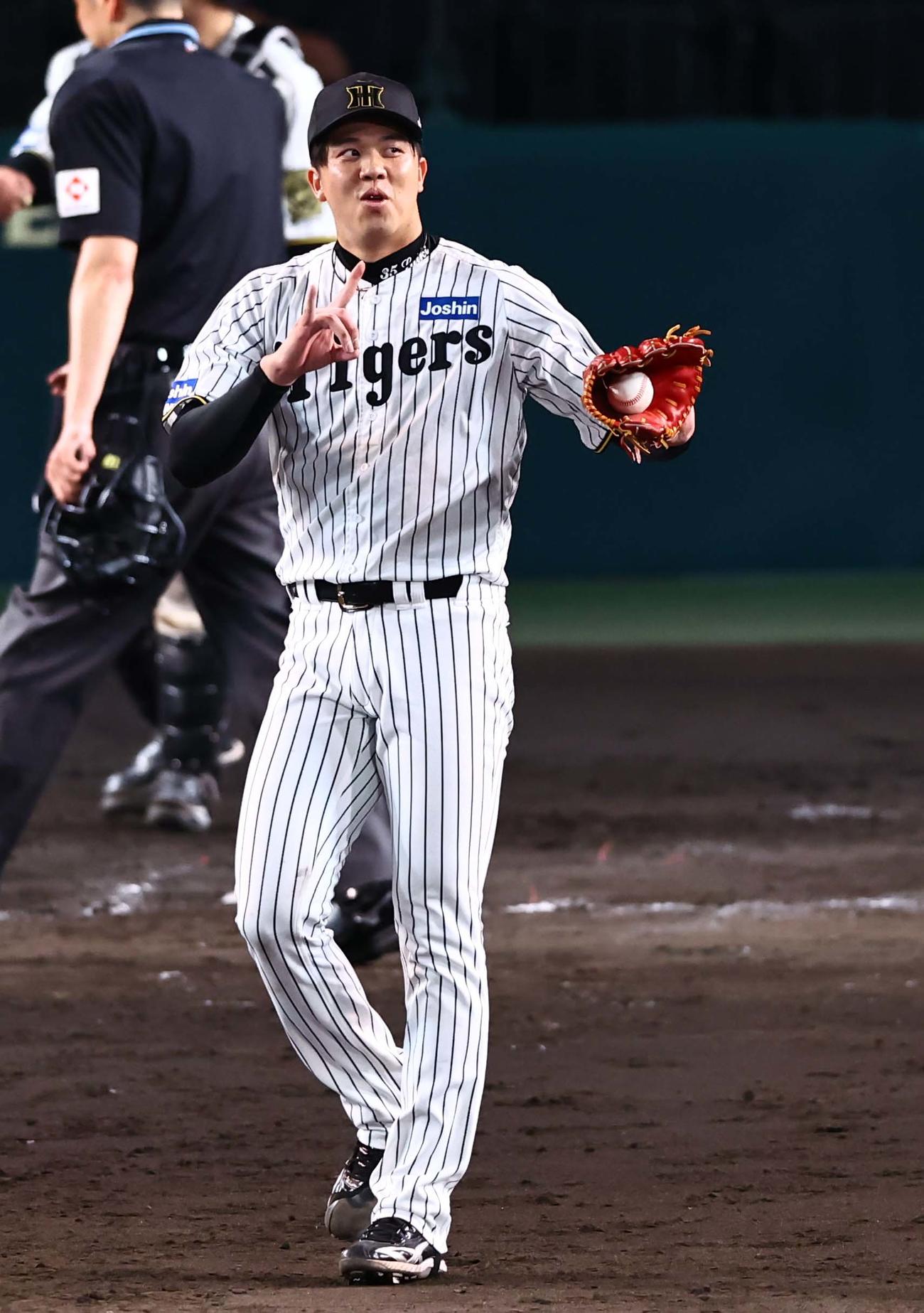 5月20日巨人戦の9回、キャベッジを大飛球に打ち取り笑顔を見せる才木