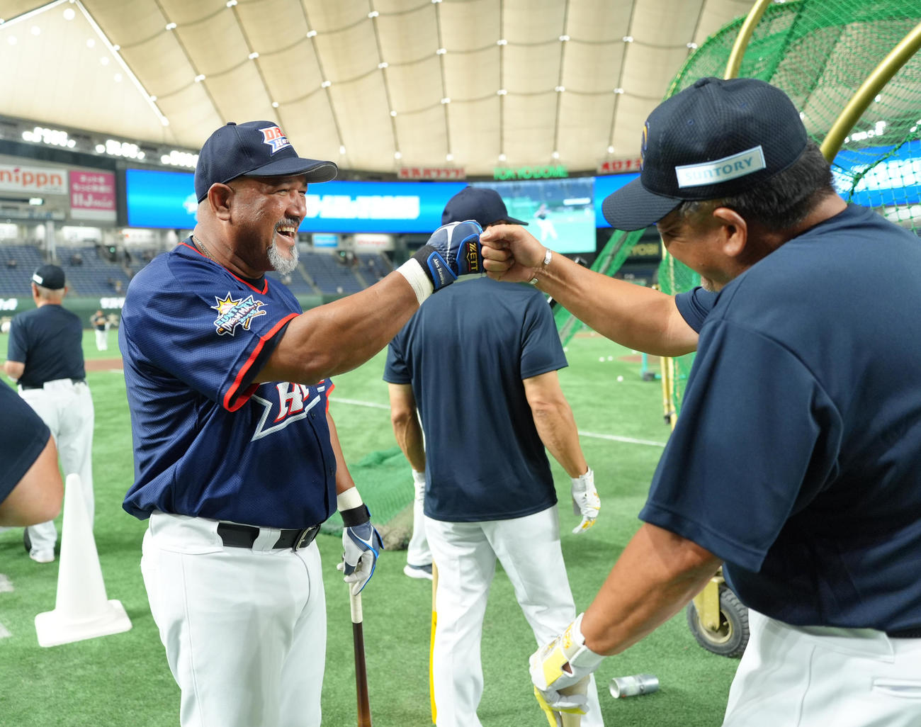 ザ・プレミアム・モルツ球団対ドリーム・ヒーローズ　試合前、中村（右）とタッチをするラミレス（撮影・菅敏）