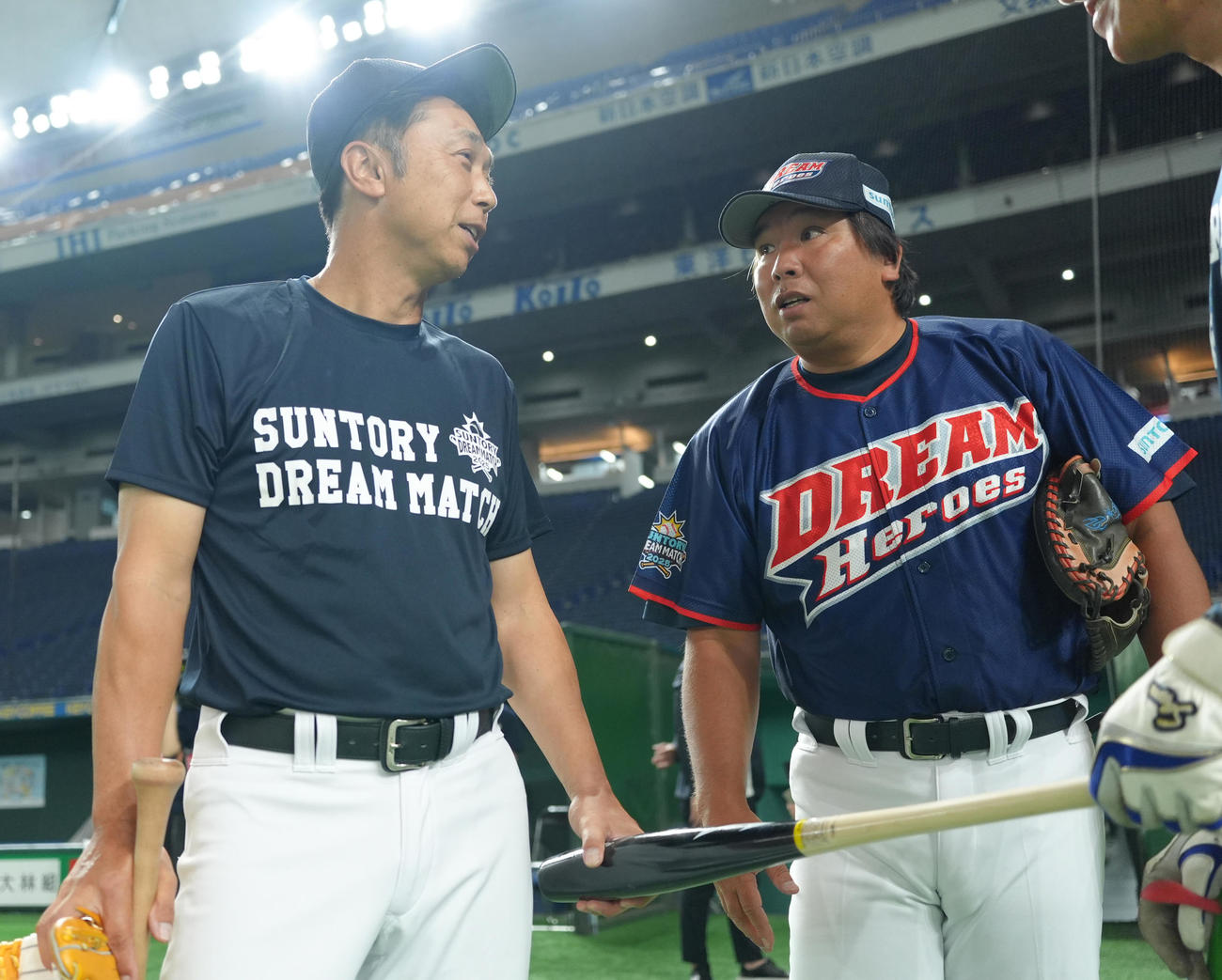 ザ・プレミアム・モルツ球団対ドリーム・ヒーローズ　試合前、笑顔で話す宮本（左）と里崎（撮影・菅敏）