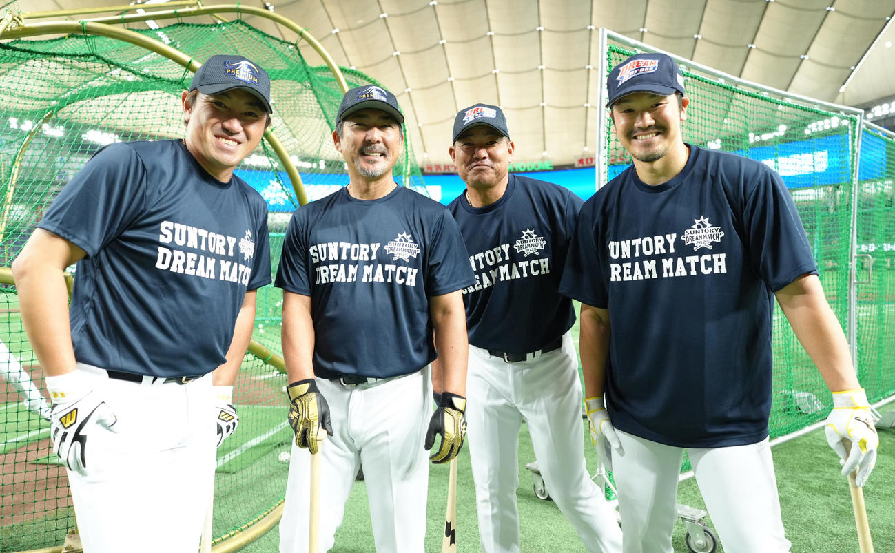 ザ・プレミアム・モルツ球団対ドリーム・ヒーローズ　試合前、記念写真に納まる、左から内川、小笠原、福留、T－岡田（撮影・菅敏）