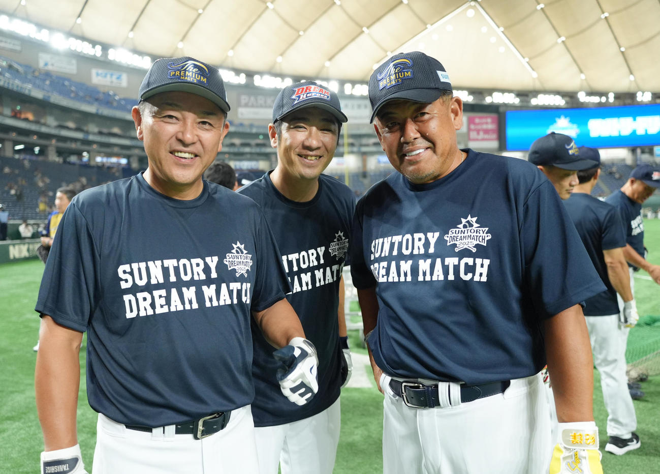 ザ・プレミアム・モルツ球団対ドリーム・ヒーローズ　試合前、記念写真に納まる、左から谷繁、西岡、中村（撮影・菅敏）
