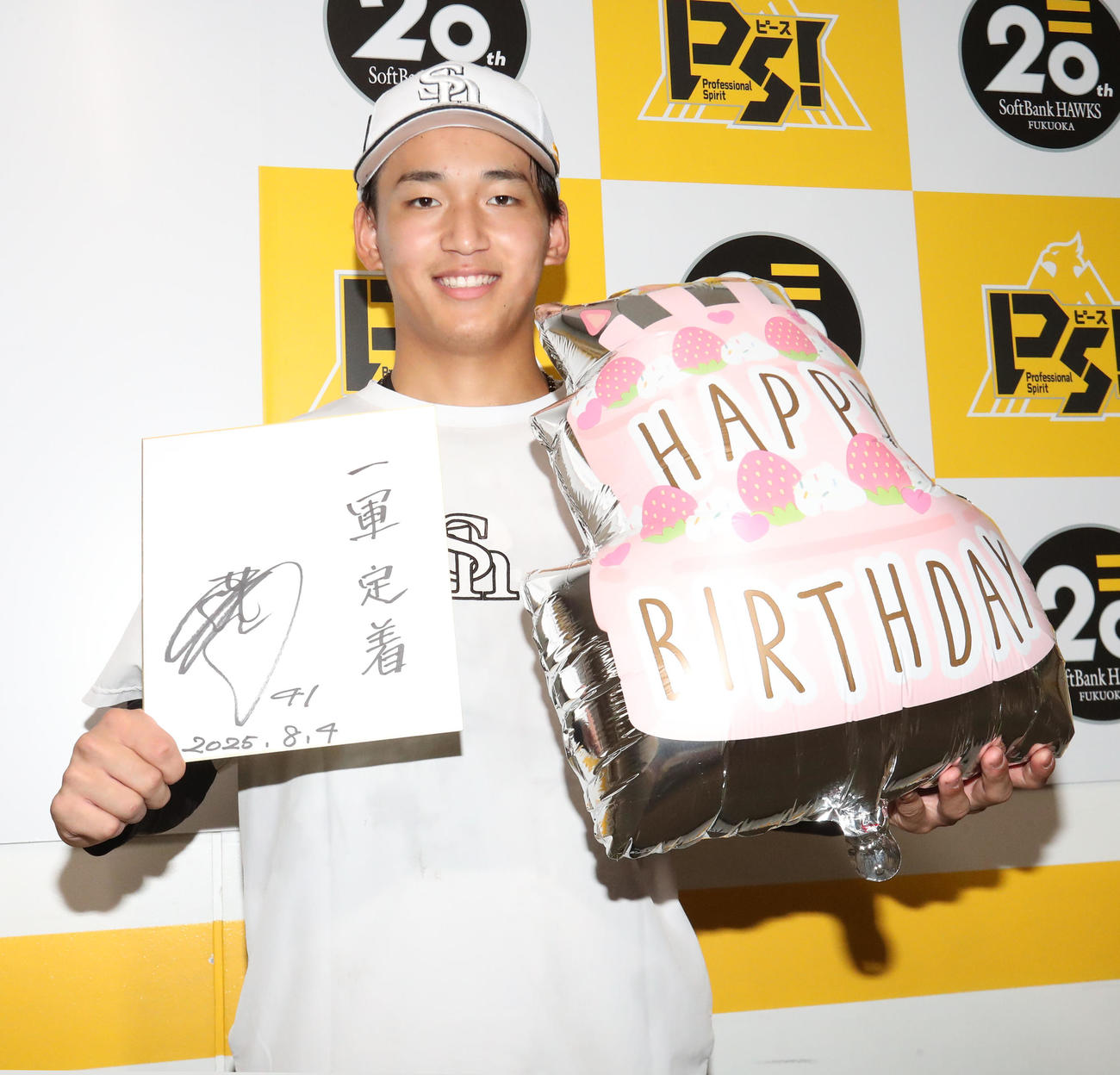 20歳の誕生日を迎えた前田悠は「一軍定着」の目標を色紙に記し笑顔（撮影・梅根麻紀）