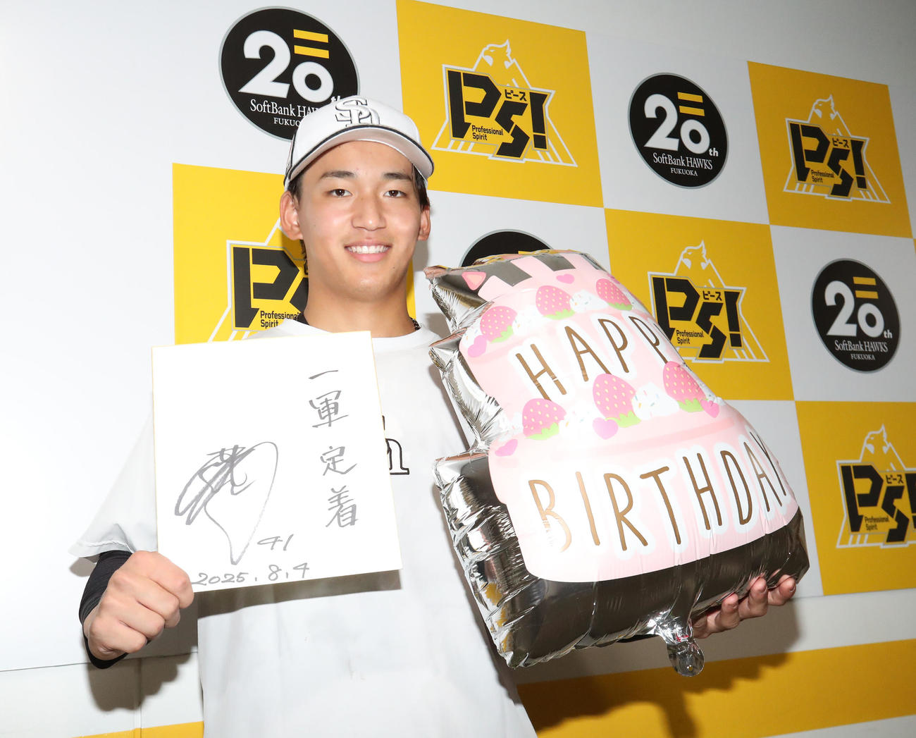 8月4日、20歳の誕生日を迎えた前田悠は「一軍定着」の目標を色紙に記し笑顔（撮影・梅根麻紀）