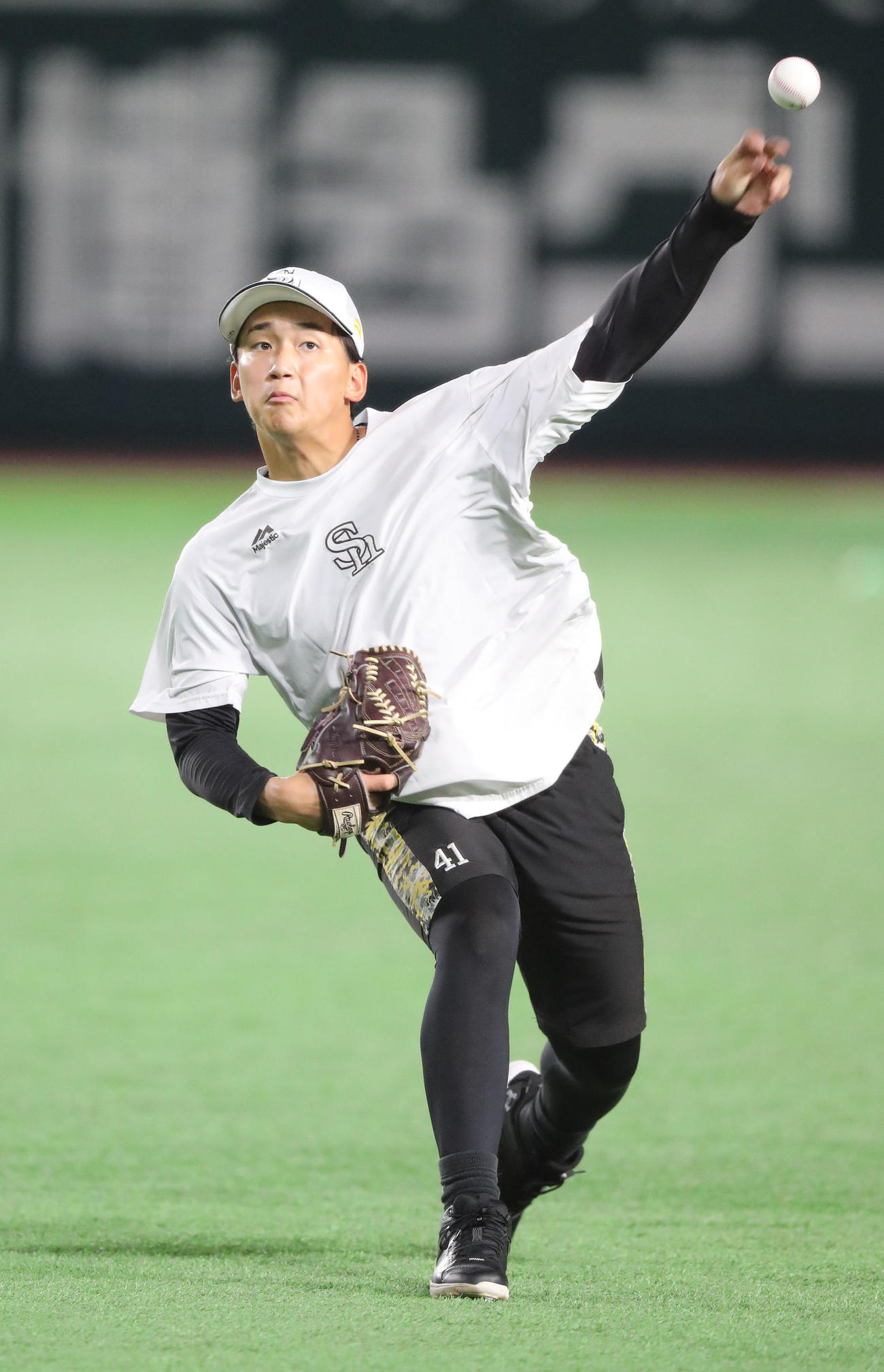 キャッチボールで調整する前田悠（撮影・梅根麻紀）