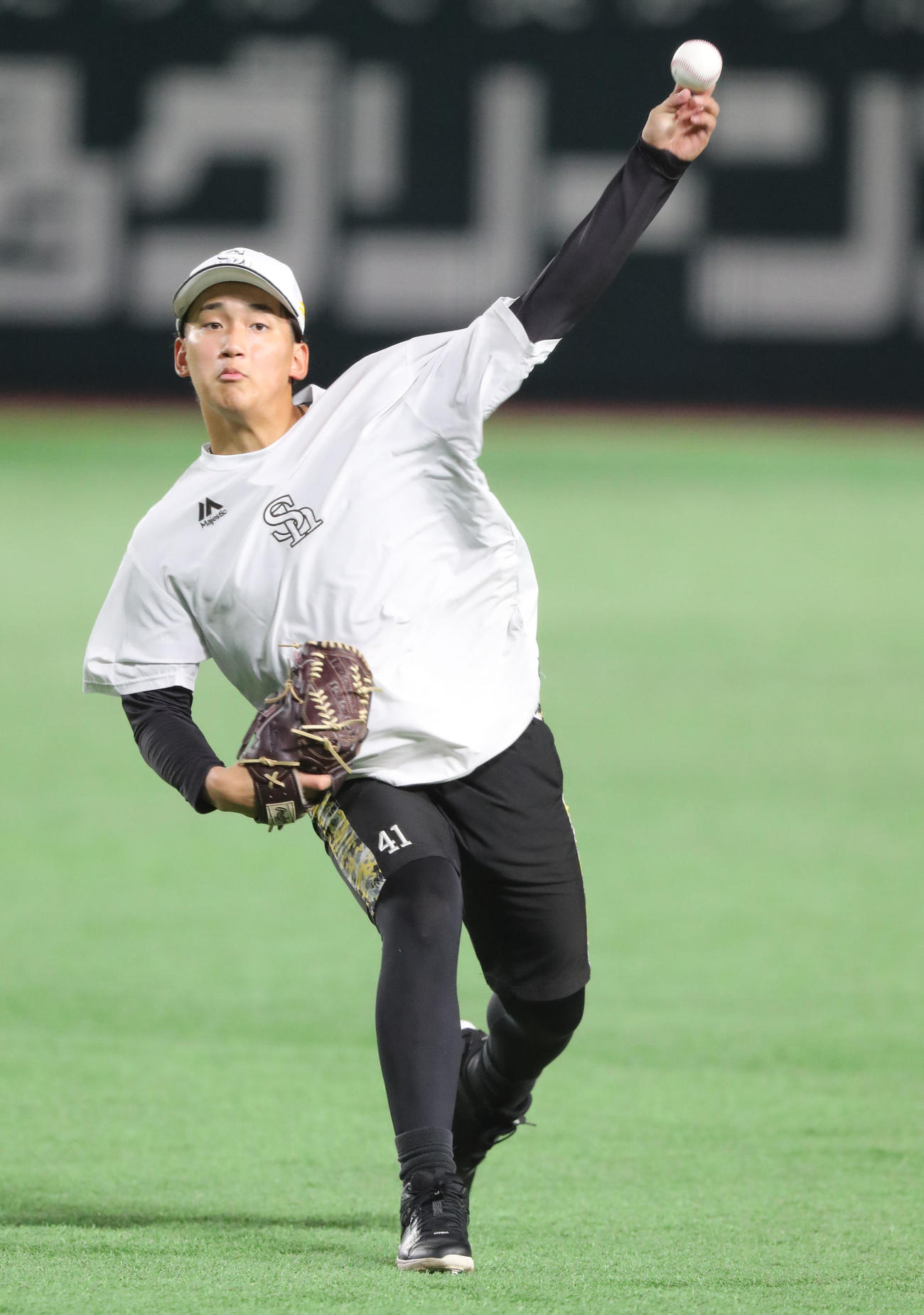 キャッチボールで調整する前田悠（撮影・梅根麻紀）