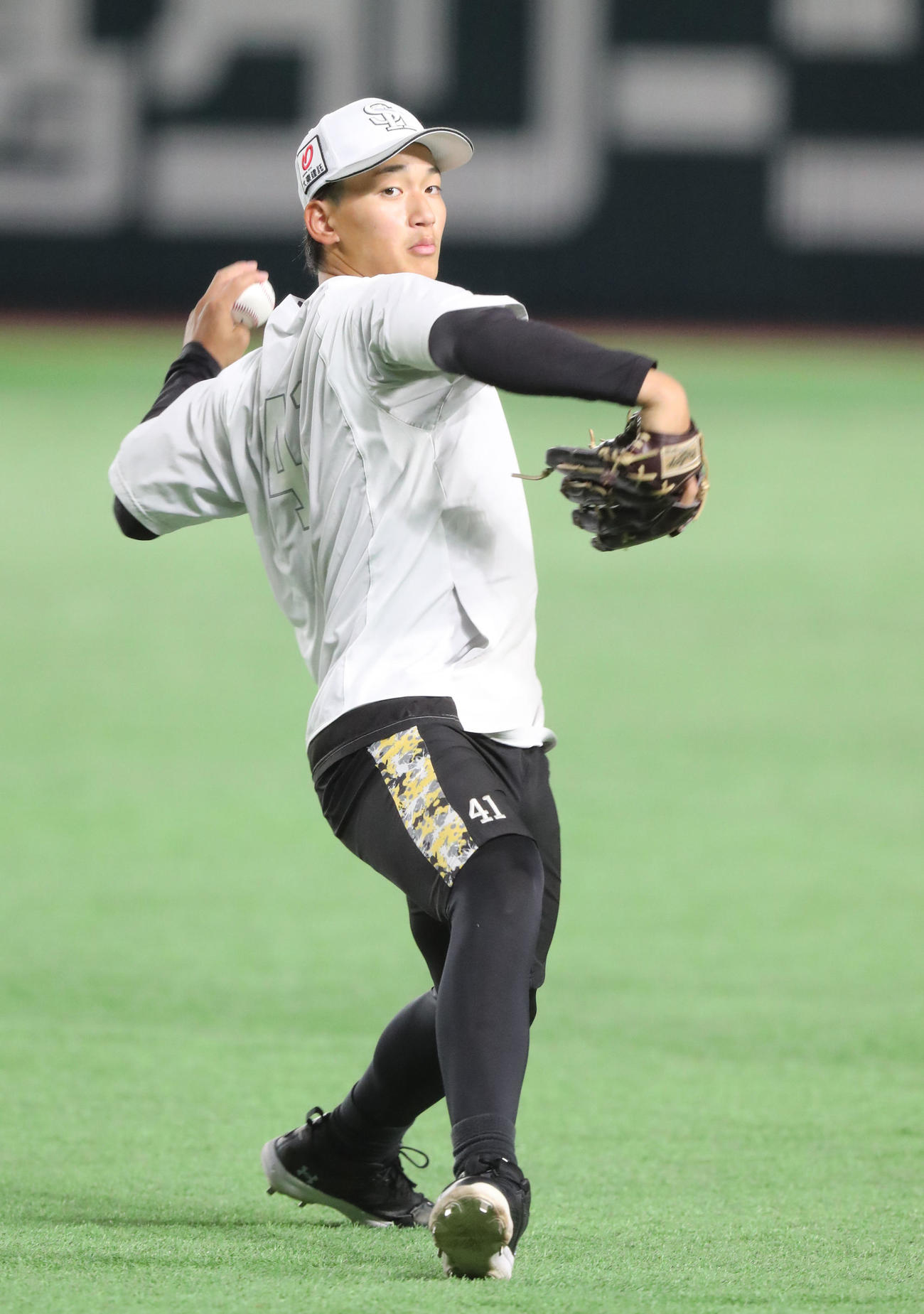 キャッチボールで調整する前田悠（撮影・梅根麻紀）