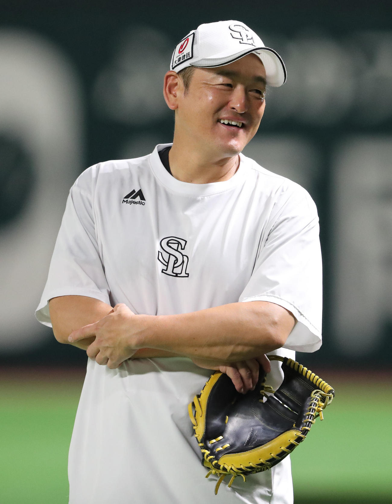 投手陣と笑顔で話をするソフトバンク倉野コーチ（撮影・梅根麻紀）