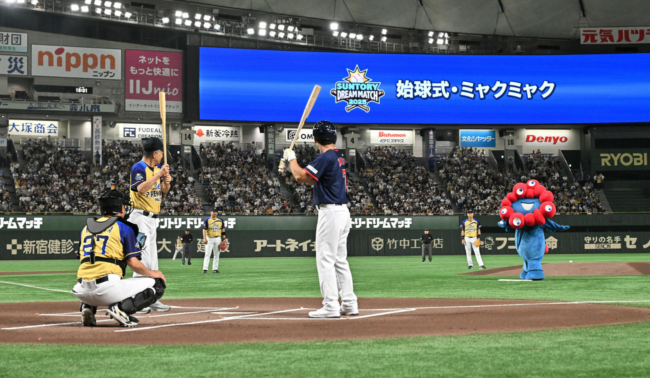ザ・プレミアム・モルツ球団対ドリーム・ヒーローズ　始球式で投球するミャクミャク（撮影・滝沢徹郎）