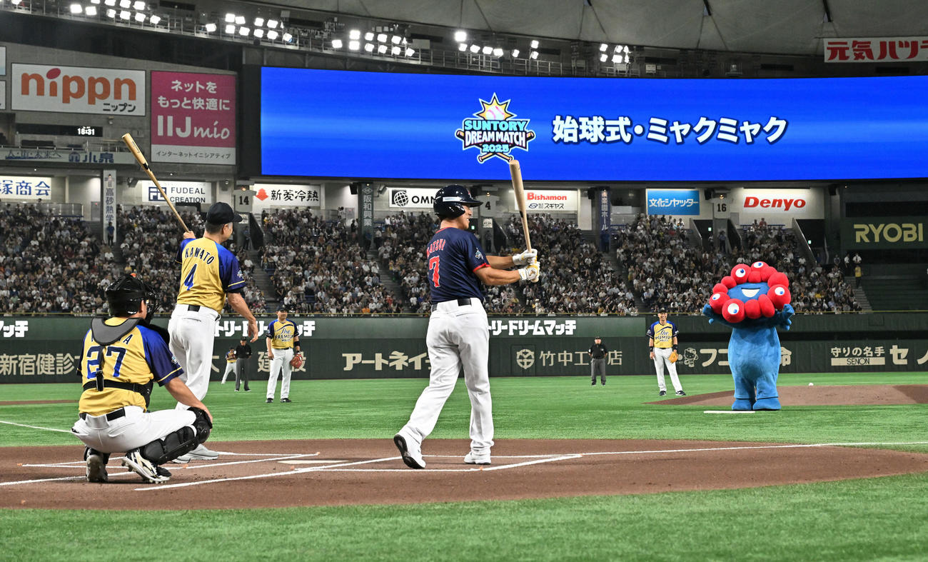 ザ・プレミアム・モルツ球団対ドリーム・ヒーローズ　始球式で投球するミャクミャク（撮影・滝沢徹郎）