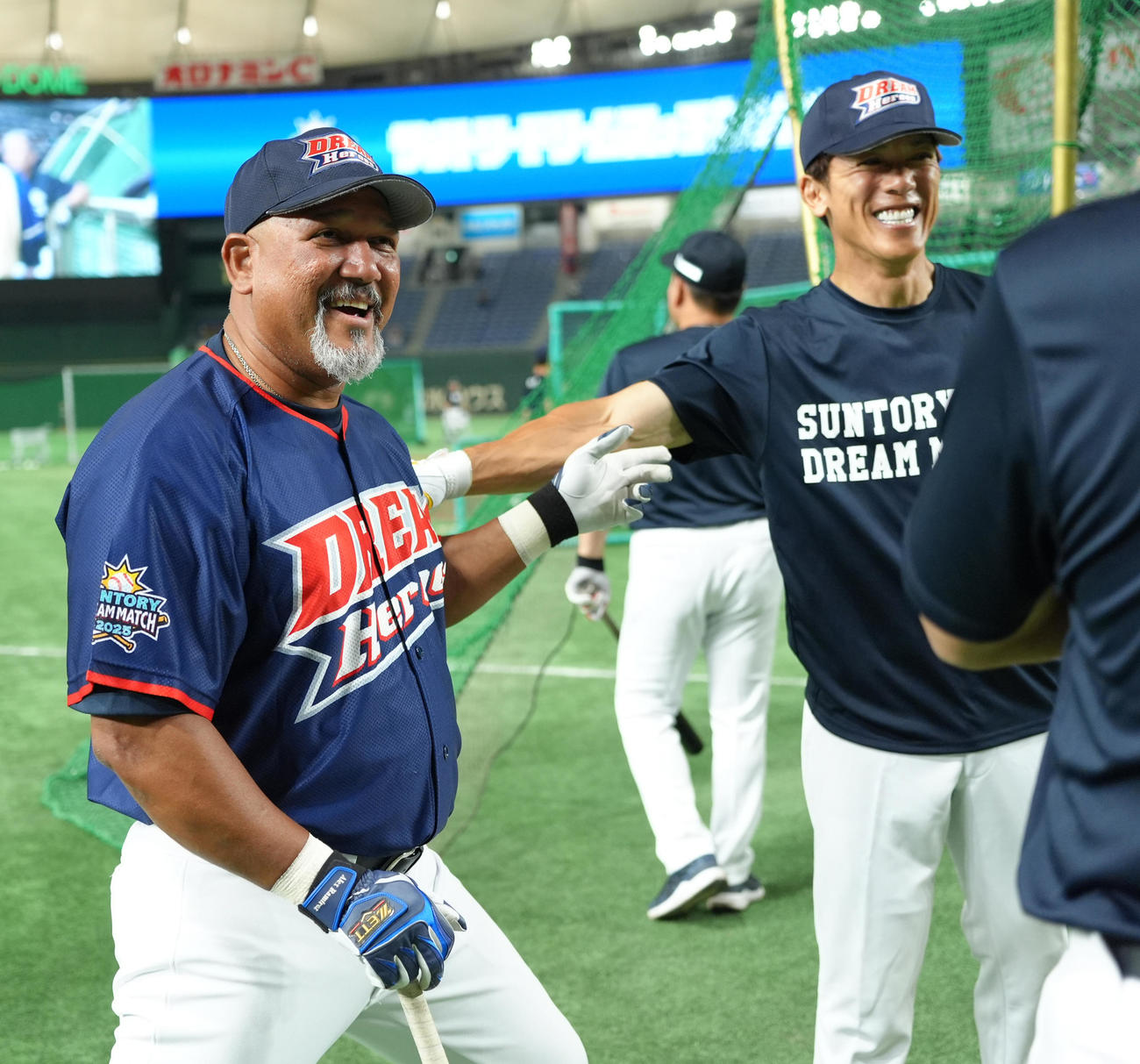 ザ・プレミアム・モルツ球団対ドリーム・ヒーローズ　試合前、笑顔で話すラミレス（左）と松井（撮影・菅敏）