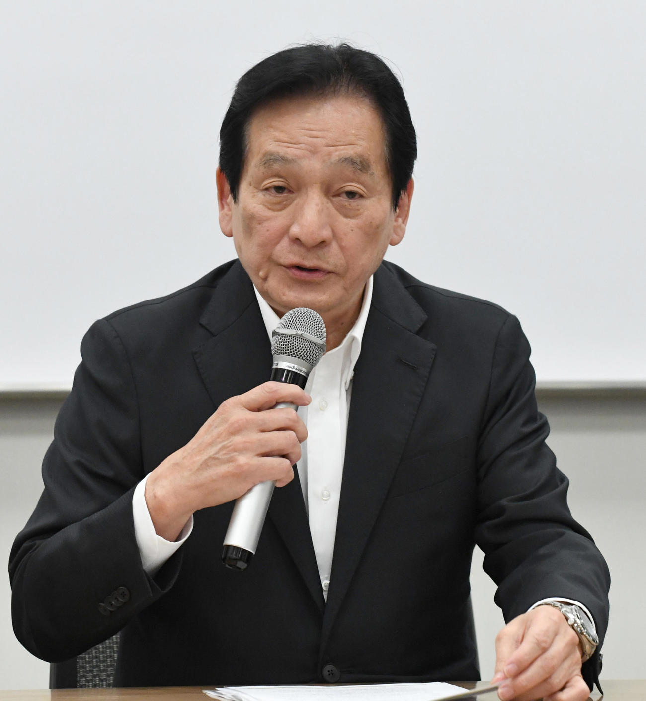 「セ・リーグDH制導入」に関する発表会見　会見する広島の鈴木理事長（代表撮影）