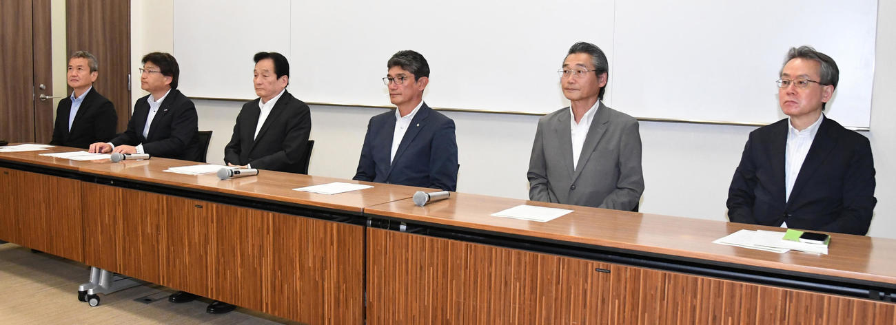 会見する（左から）朝田憲祐理事（中日）、岡崎真也理事（ヤクルト）、鈴木清明理事長（広島）、三原一晃理事（DeNA）、嶌村聡理事（阪神）、星春海理事（巨人）（代表撮影）