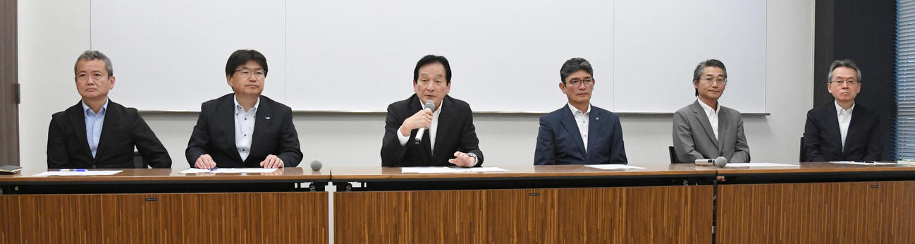 会見する（左から）朝田憲祐理事（中日）、岡崎真也理事（ヤクルト）、鈴木清明理事長（広島）、三原一晃理事（DeNA）、嶌村聡理事（阪神）、星春海理事（巨人）（代表撮影）