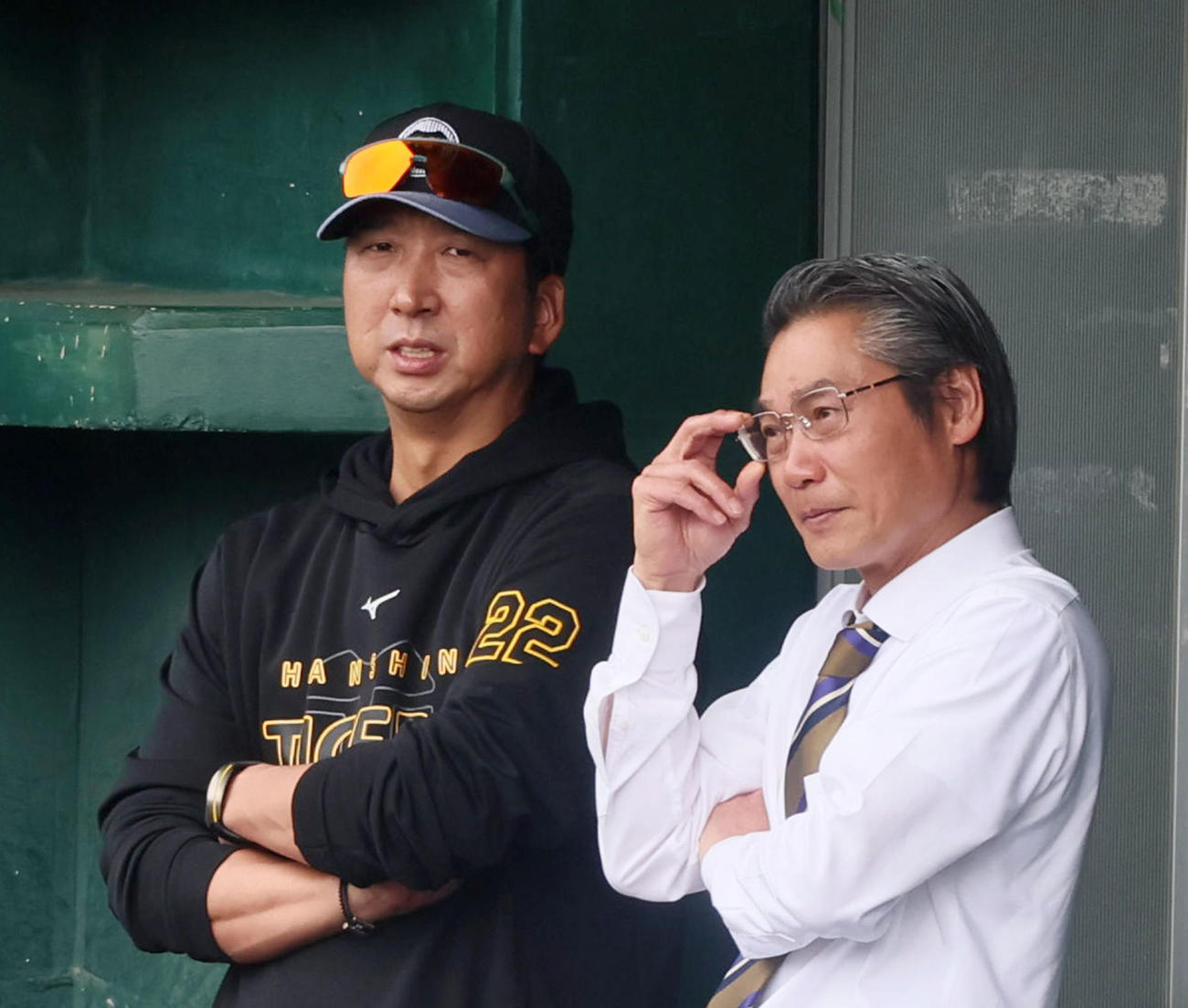 藤川監督（左）と話す嶌村球団本部長（2025年撮影）