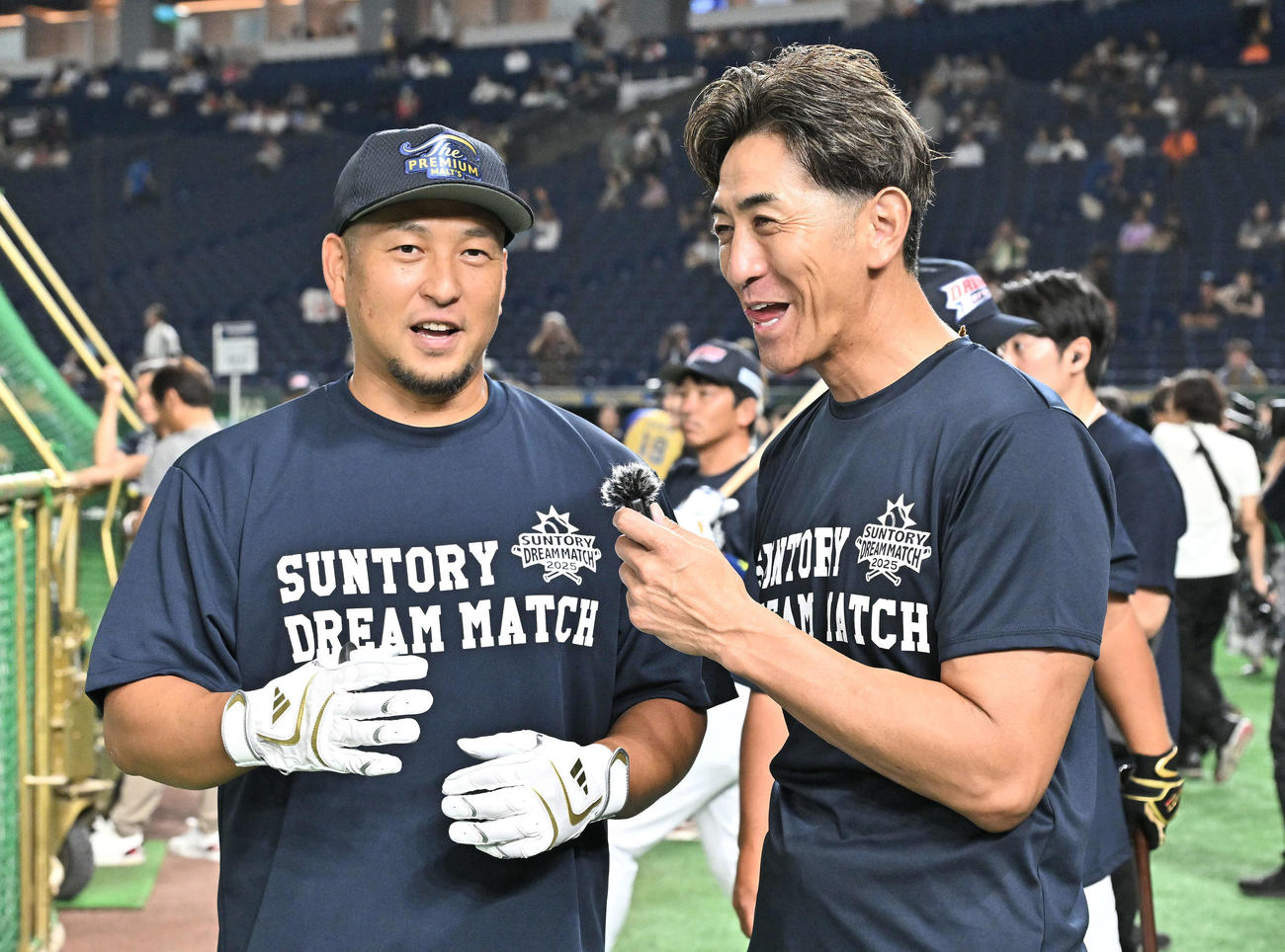 ザ・プレミアム・モルツ球団対ドリーム・ヒーローズ　試合前練習で中島（左）はGG佐藤からインタビューを受ける（撮影・滝沢徹郎）