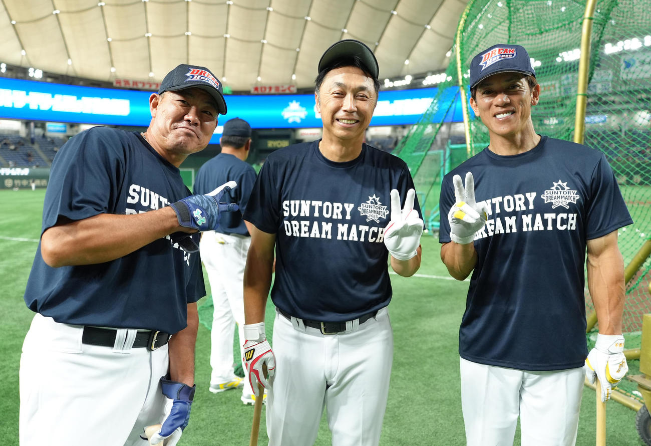 ザ・プレミアム・モルツ球団対ドリーム・ヒーローズ　試合前、記念写真に納まる、左から福留孝介、宮本慎也、松井稼頭央（撮影・菅敏）