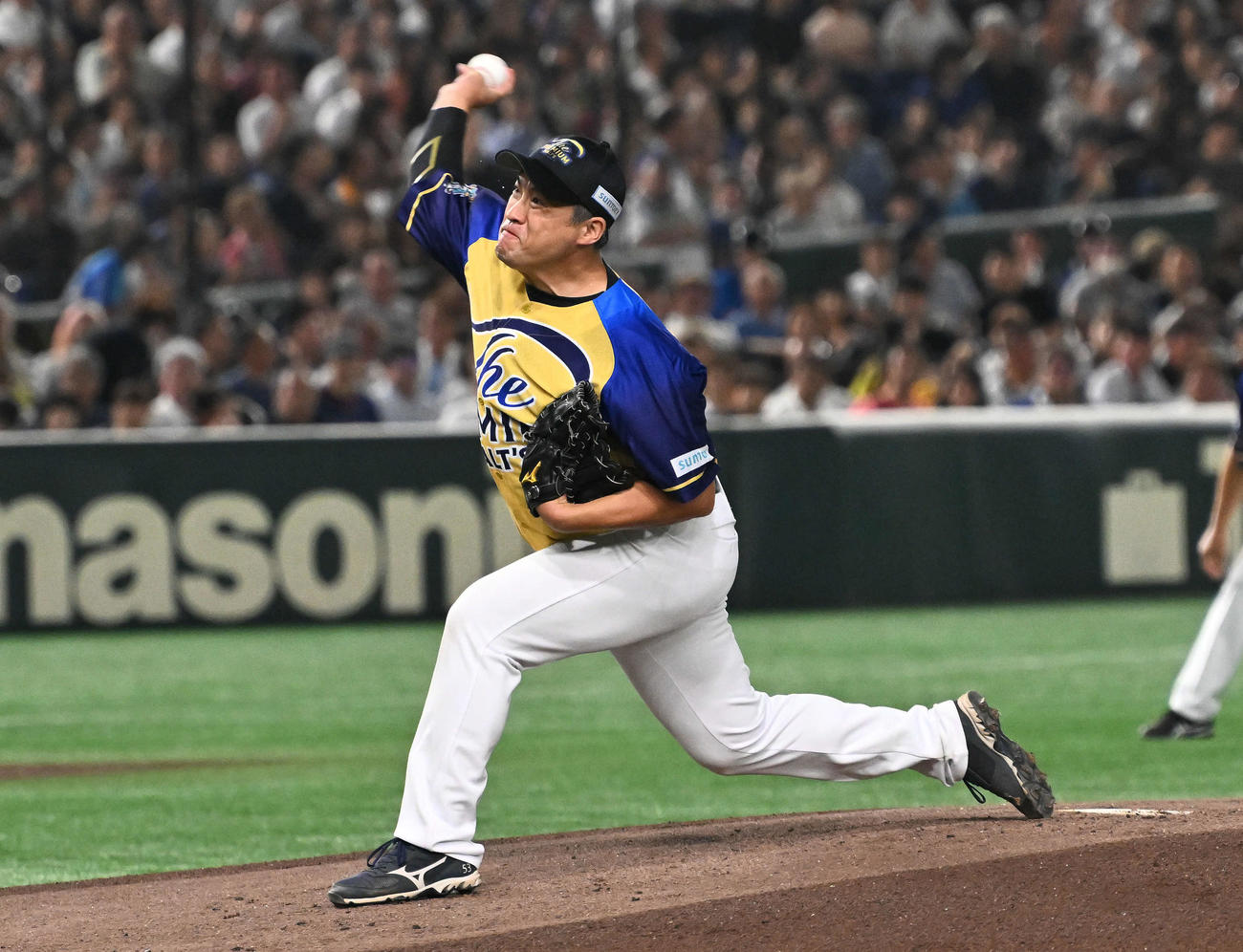 ザ・プレミアム・モルツ球団対ドリーム・ヒーローズ　ザ・プレミアム・モルツ球団先発の五十嵐亮太（撮影・滝沢徹郎）