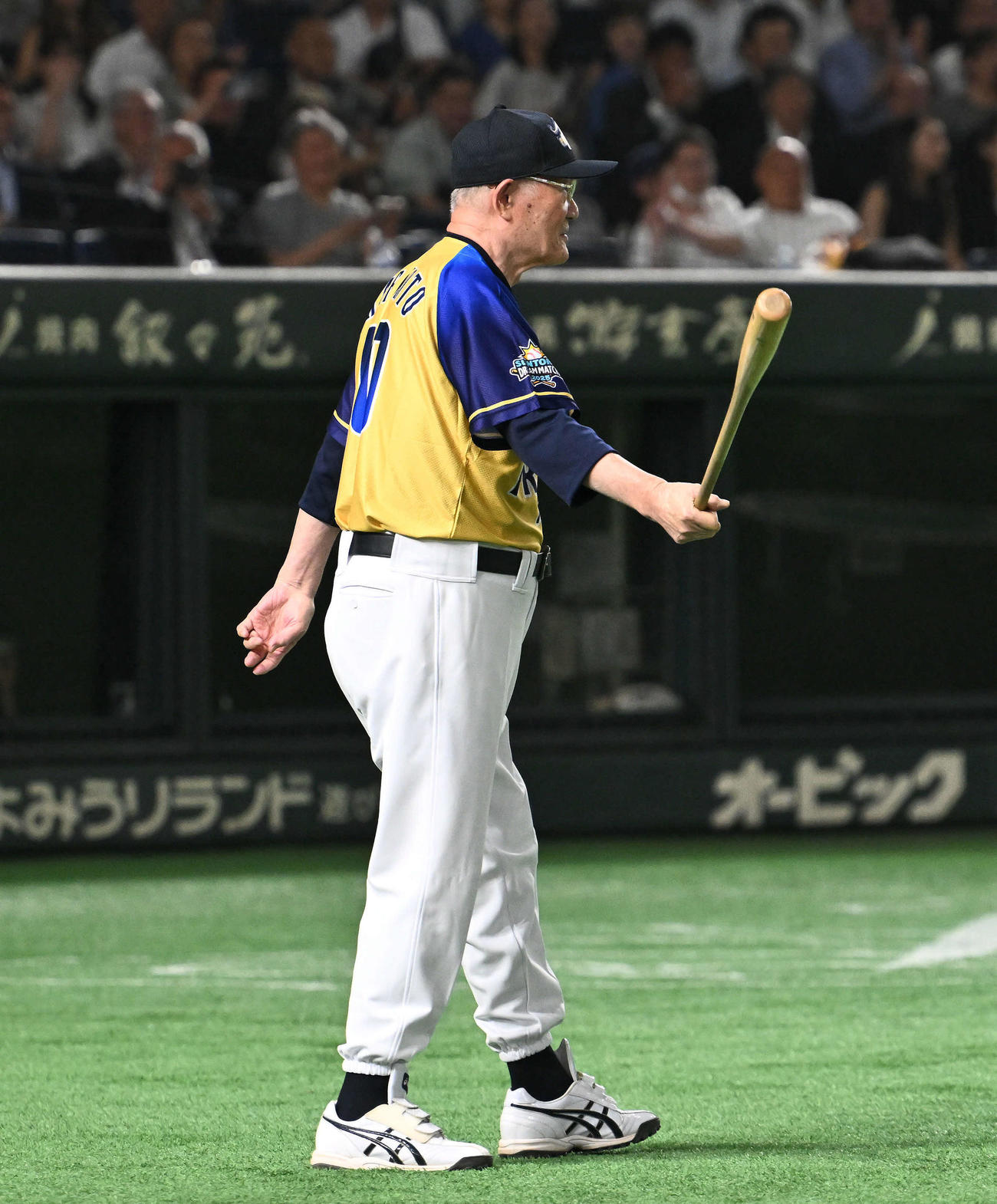 ザ・プレミアム・モルツ球団対ドリーム・ヒーローズ　6回裏、代打でベンチを出るザ・プレミアム・モルツ球団GMの張本（撮影・滝沢徹郎）