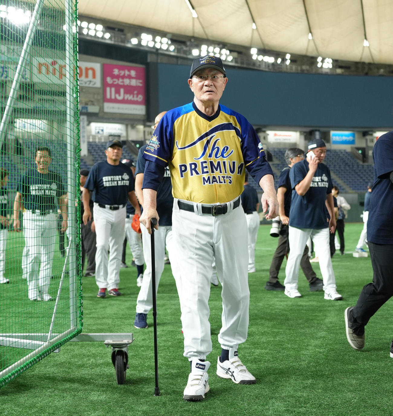 ザ・プレミアム・モルツ球団対ドリーム・ヒーローズ　試合前の練習を見守るザ・プレミアム・モルツ球団張本GM（撮影・菅敏）