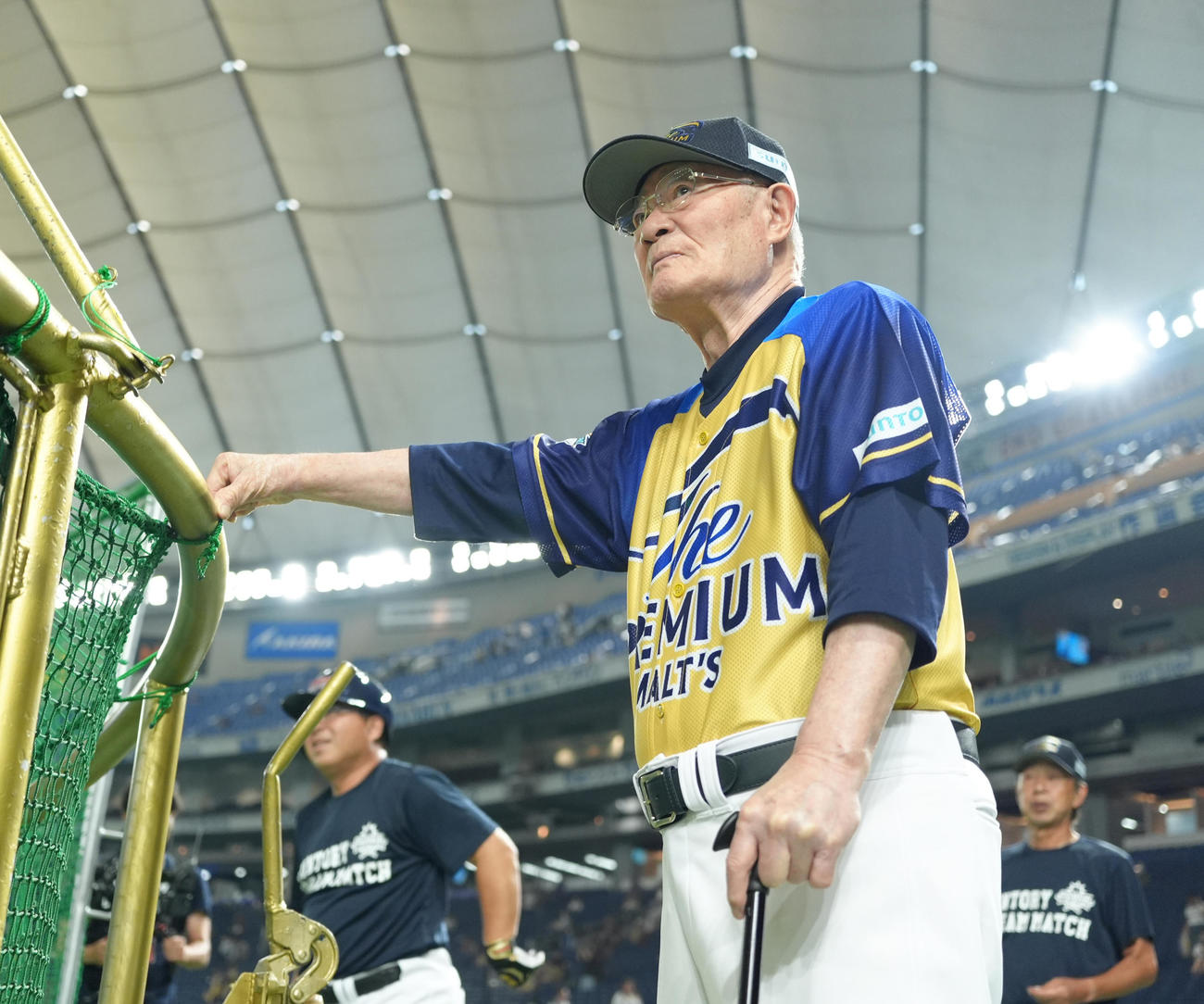 ザ・プレミアム・モルツ球団対ドリーム・ヒーローズ　試合前の練習を見守るザ・プレミアム・モルツ球団張本GM（撮影・菅敏）