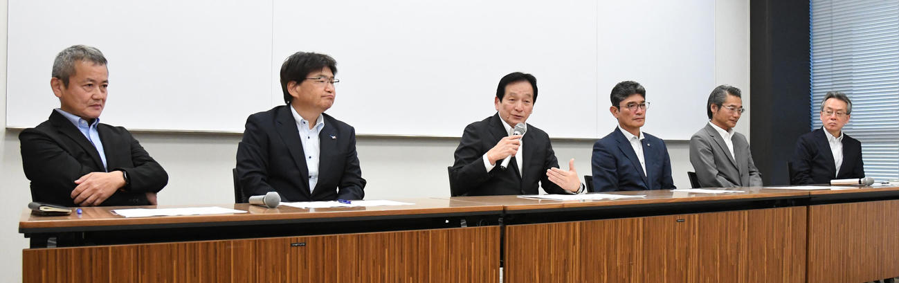 「セ・リーグDH制導入」に関する発表会見　会見する広島の鈴木理事長（中央）、左から中日の朝田理事、ヤクルトの岡崎理事、1人おいてDeNAの三原理事、阪神の嶌村理事（阪神）、巨人の星理事（代表撮影）