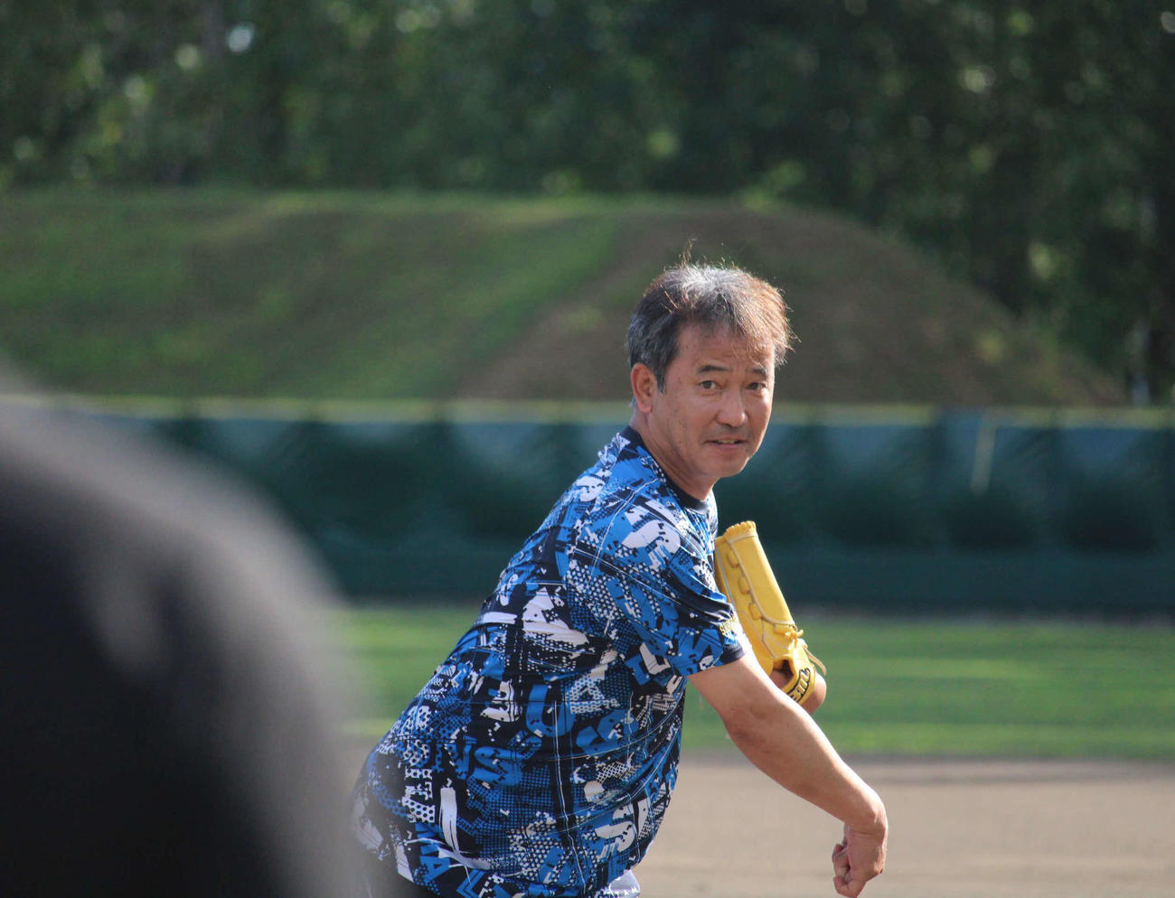 3軍夏合宿では打撃投手役でも奮闘する西武潮崎シニアアドバイザー（撮影・金子真仁）