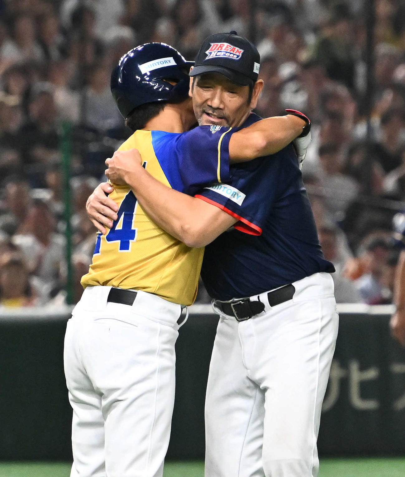 ザ・プレミアム・モルツ球団対ドリーム・ヒーローズ　7回裏、ドリーム・ヒーローズ下柳氏（右）はザ・プレミアム・モルツ球団桧山氏に死球を与えるもハグで仲直り（撮影・滝沢徹郎