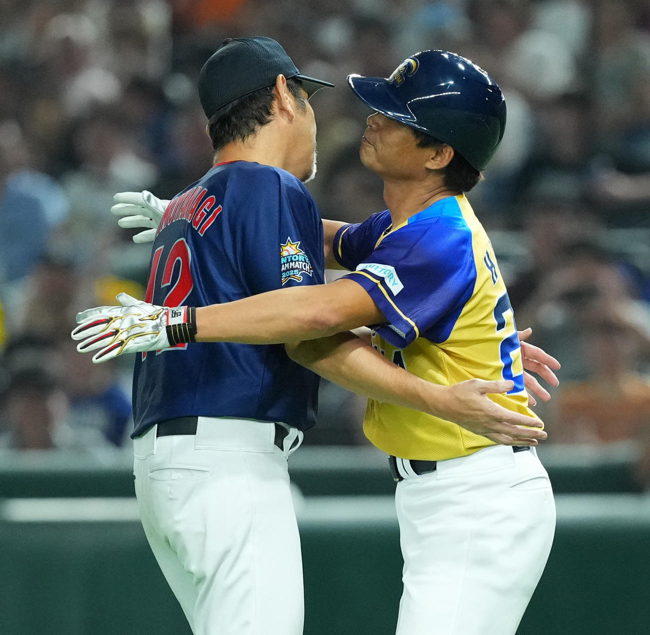 桧山（右）に死球を与え、駆け寄るも抱き合う下柳（撮影・菅敏）