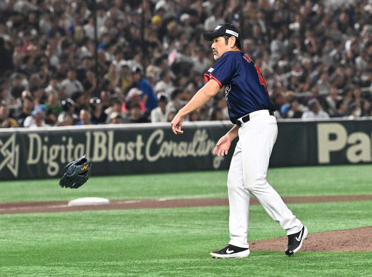 ザ・プレミアム・モルツ球団対ドリーム・ヒーローズ　7回裏、ドリーム・ヒーローズ下柳氏はザ・プレミアム・モルツ球団桧山氏に死球を与えグローブを投げ付ける（撮影・滝沢徹郎