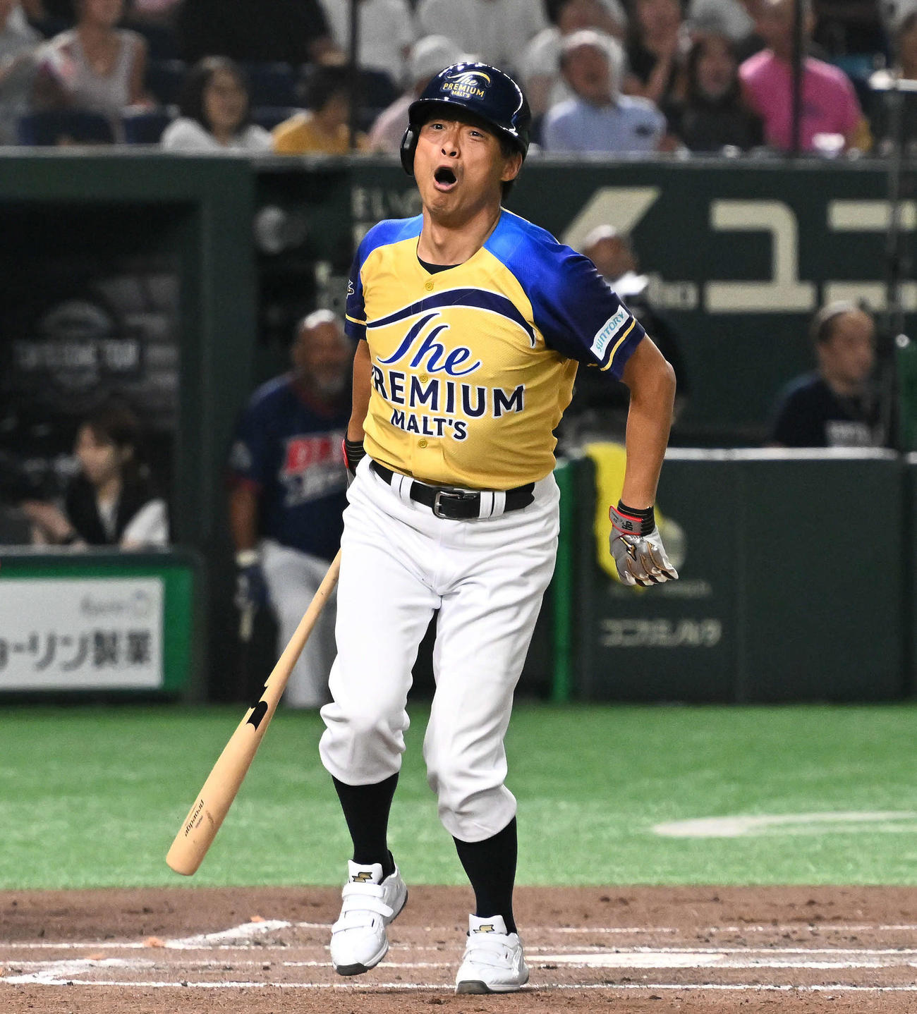 ザ・プレミアム・モルツ球団対ドリーム・ヒーローズ　ド7回裏、ドリーム・ヒーローズ下柳から死球を受けたザ・プレミアム・モルツ球団桧山（撮影・滝沢徹郎