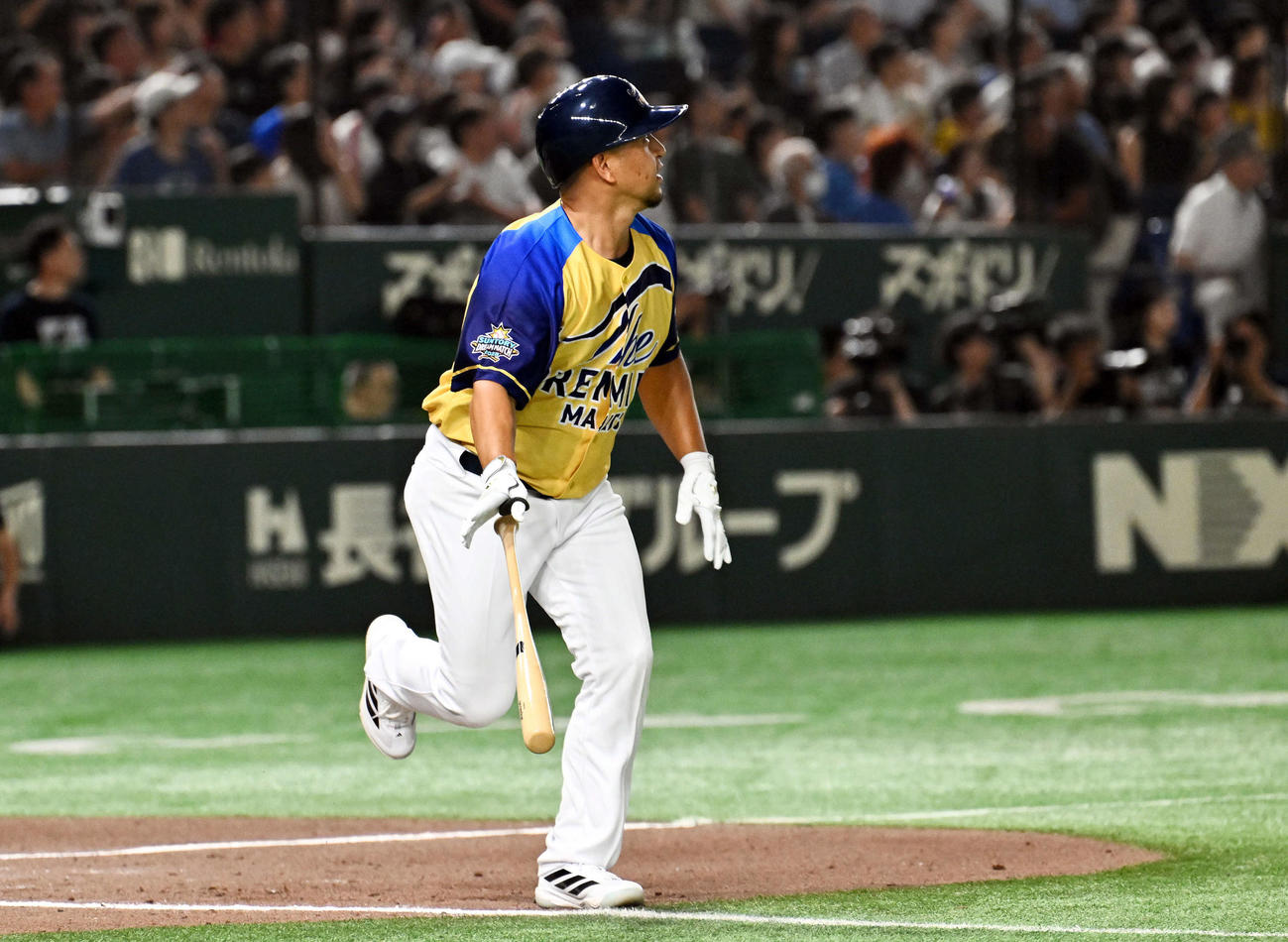 ザ・プレミアム・モルツ球団対ドリーム・ヒーローズ　9回裏、2点本塁打を放つザ・プレミアム・モルツ球団中島宏之（撮影・滝沢徹郎）