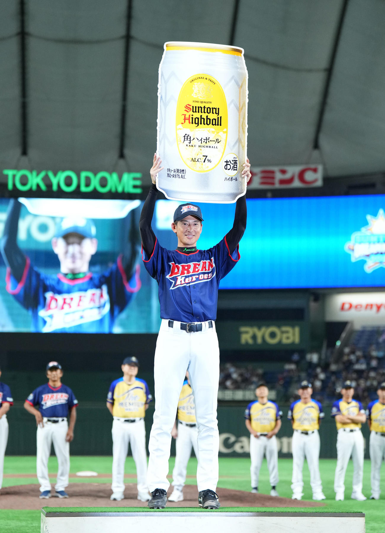 ザ・プレミアム・モルツ球団対ドリーム・ヒーローズ　スーパープレー賞に選ばれ、記念品を手に笑顔を見えるドリーム・ヒーローズ能見（撮影・菅敏）