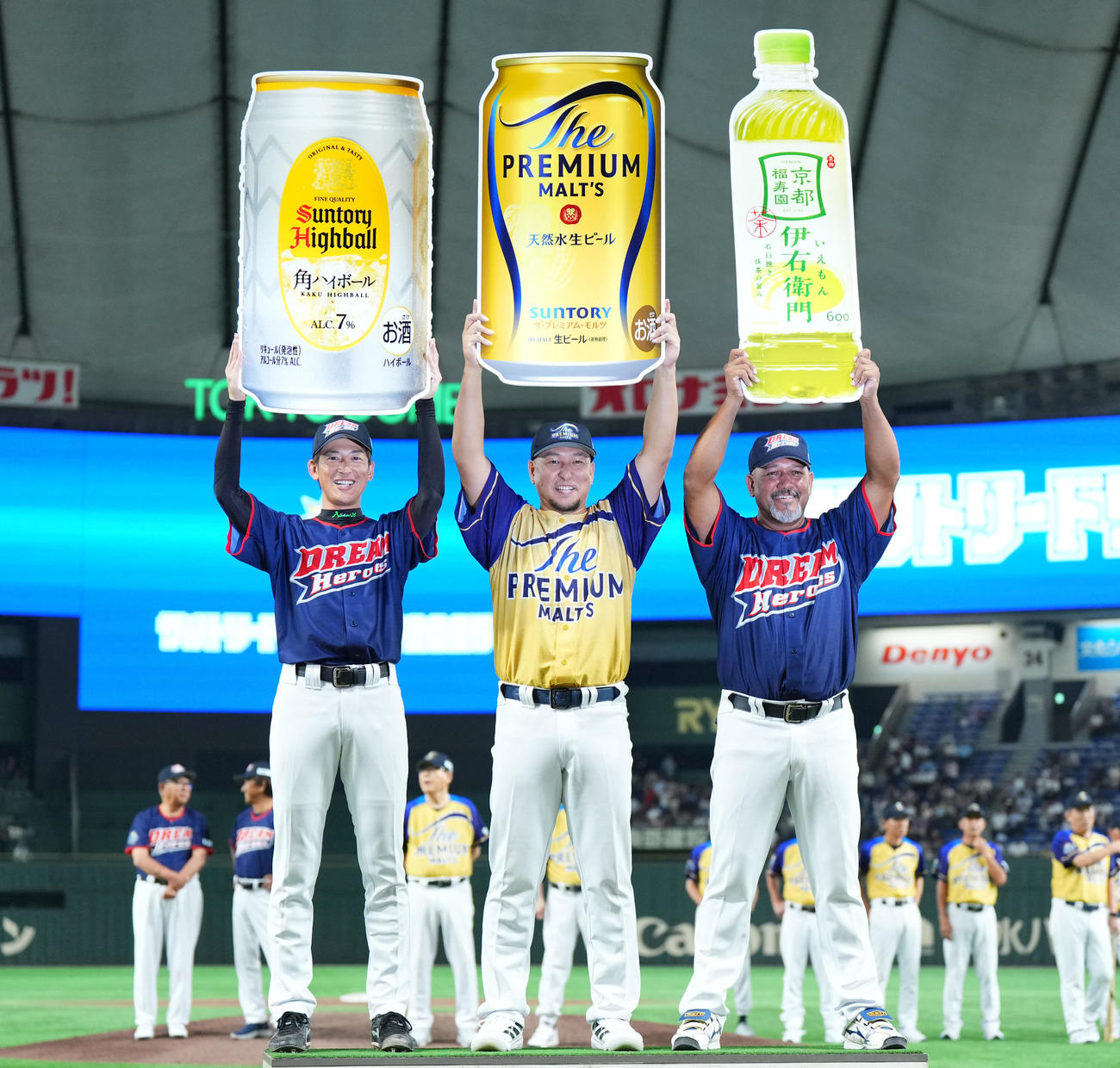 左からスーパープレー賞の能見、最優秀選手賞の中島、敢闘賞のラミレス（撮影・菅敏）