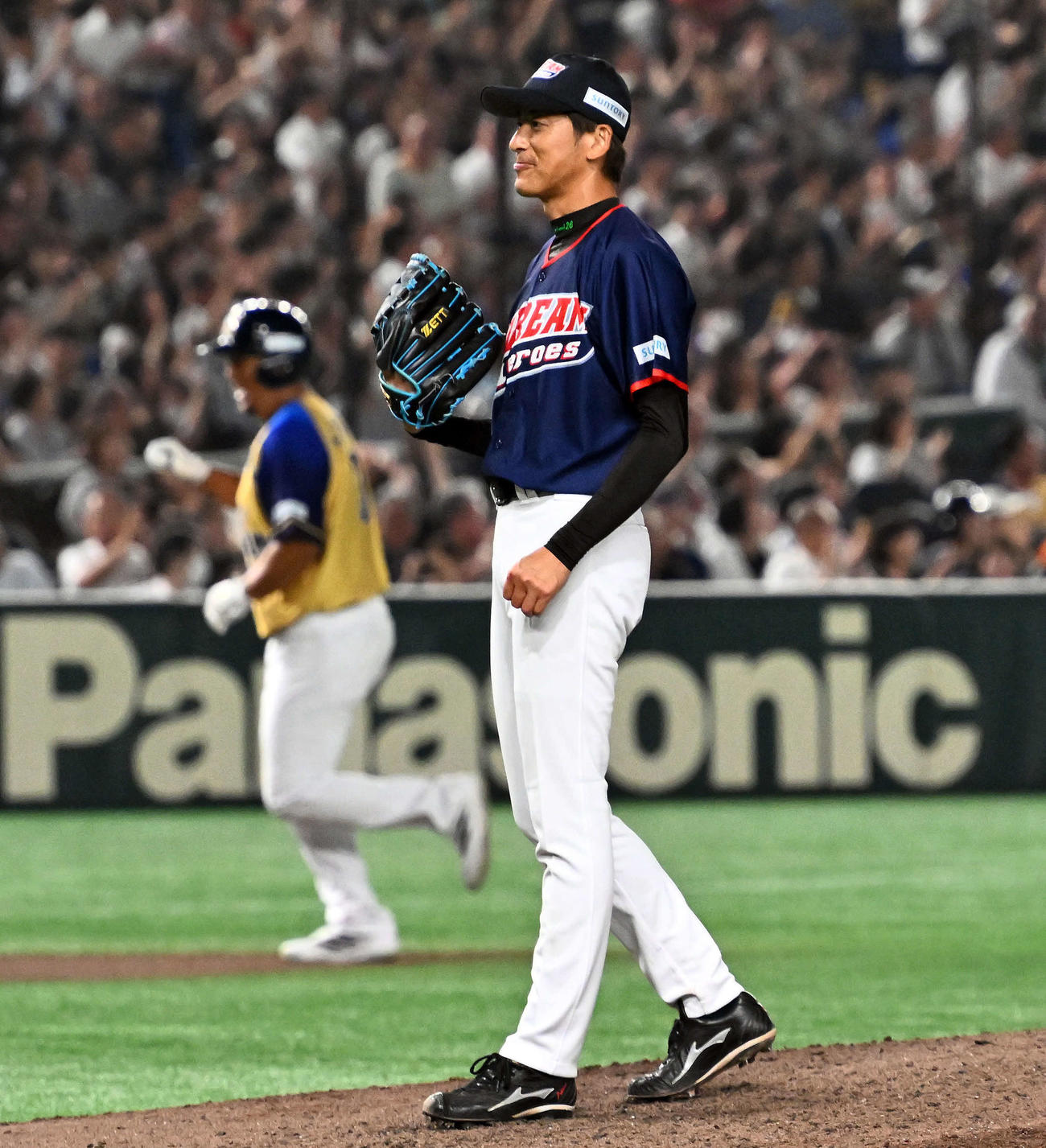 ザ・プレミアム・モルツ球団対ドリーム・ヒーローズ　9回裏、ザ・プレミアム・モルツ球団中島（後方）に2点本塁打を許すドリーム・ヒーローズ能見（撮影・滝沢徹郎