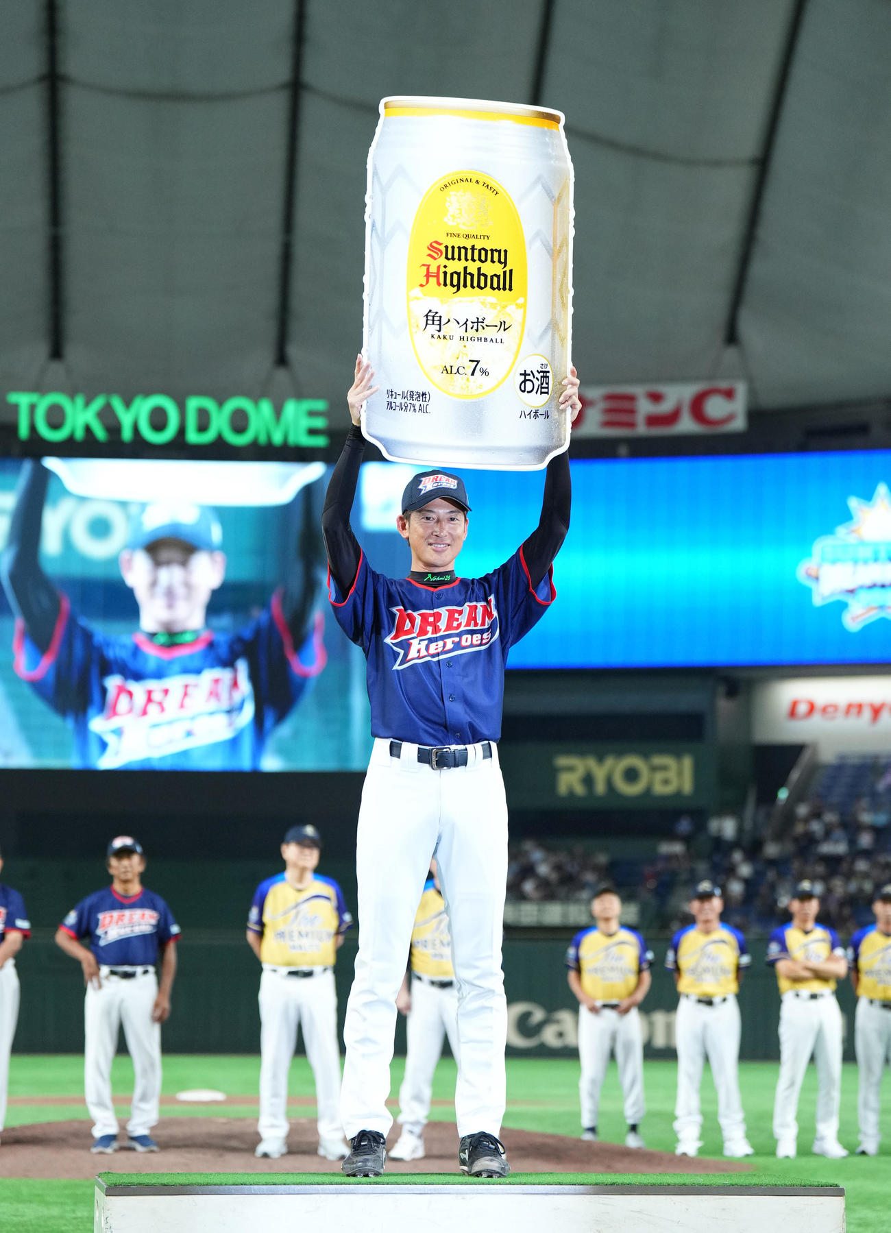 ザ・プレミアム・モルツ球団対ドリーム・ヒーローズ　スーパープレー賞に選ばれ、記念品を手に笑顔を見せるドリーム・ヒーローズ能見（撮影・菅敏）