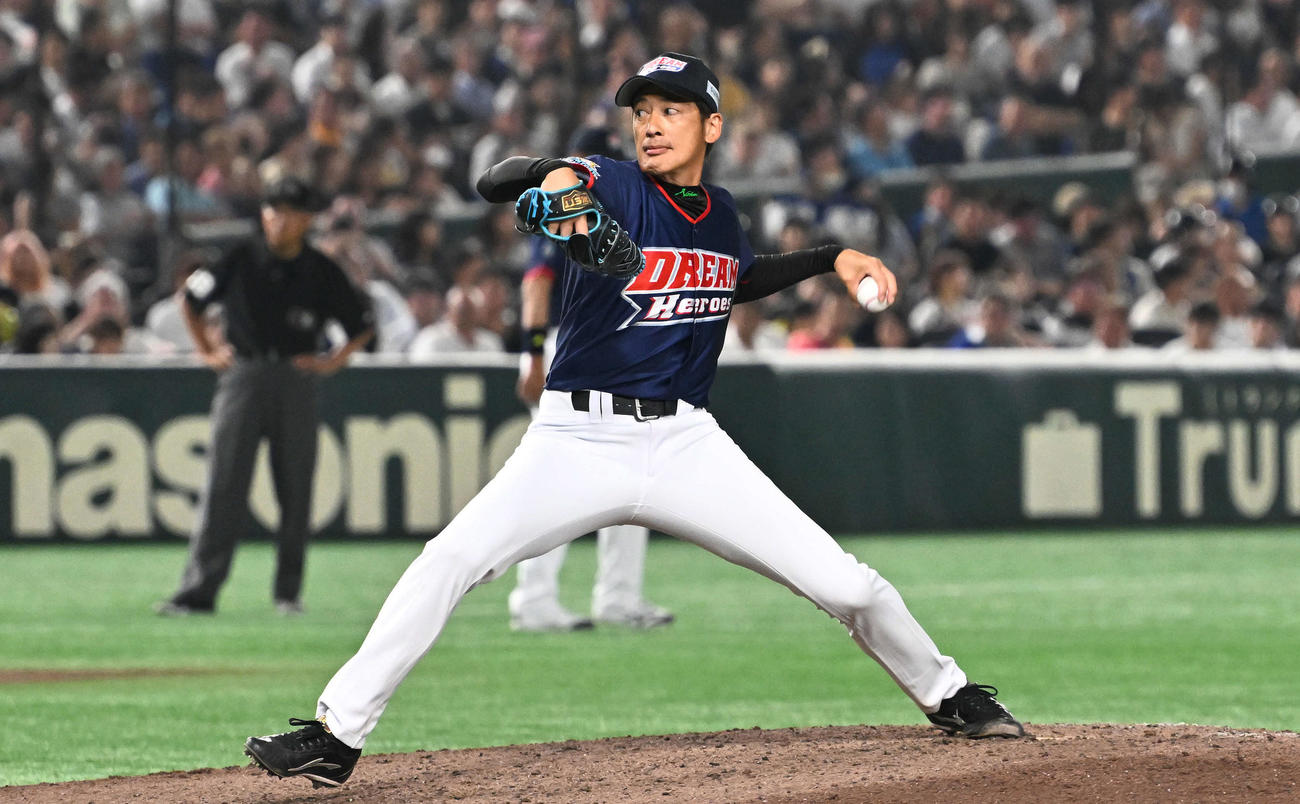 ザ・プレミアム・モルツ球団対ドリーム・ヒーローズ　7回裏途中からこの日2度目の登板をするドリーム・ヒーローズ能見（撮影・滝沢徹郎