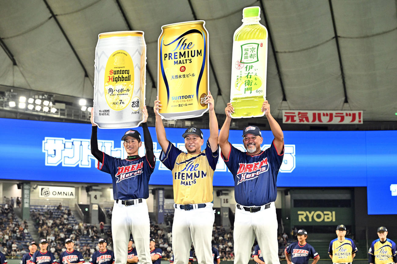 ザ・プレミアム・モルツ球団対ドリーム・ヒーローズ　試合後、記念撮影する最優秀選手に選ばれたザ・プレミアム・モルツ球団中島（中央）、敢闘賞のドリーム・ヒーローズのラミレス（右）、スーパープレー賞の同能見（撮影・滝沢徹郎）