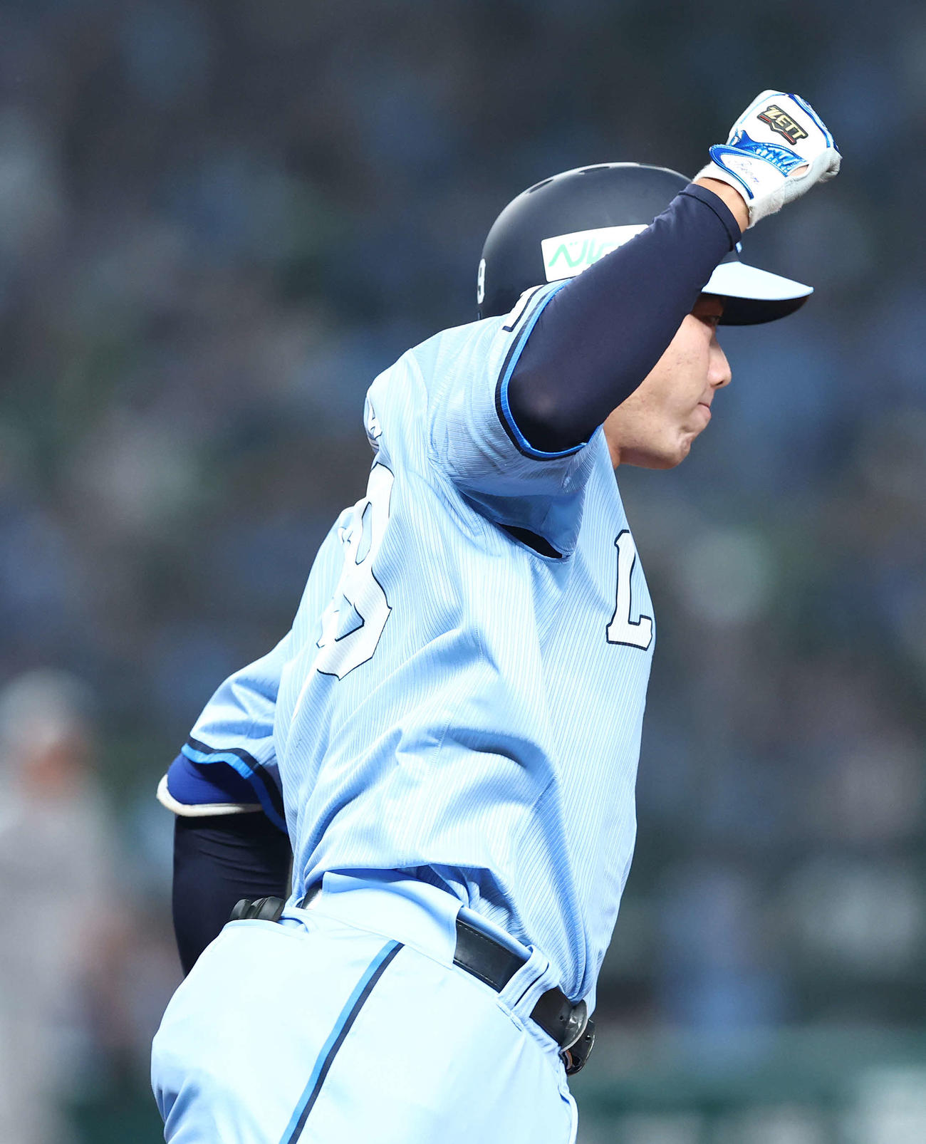 ソロ本塁打を放ちガッツポーズする村田怜音（2025年8月2日撮影）