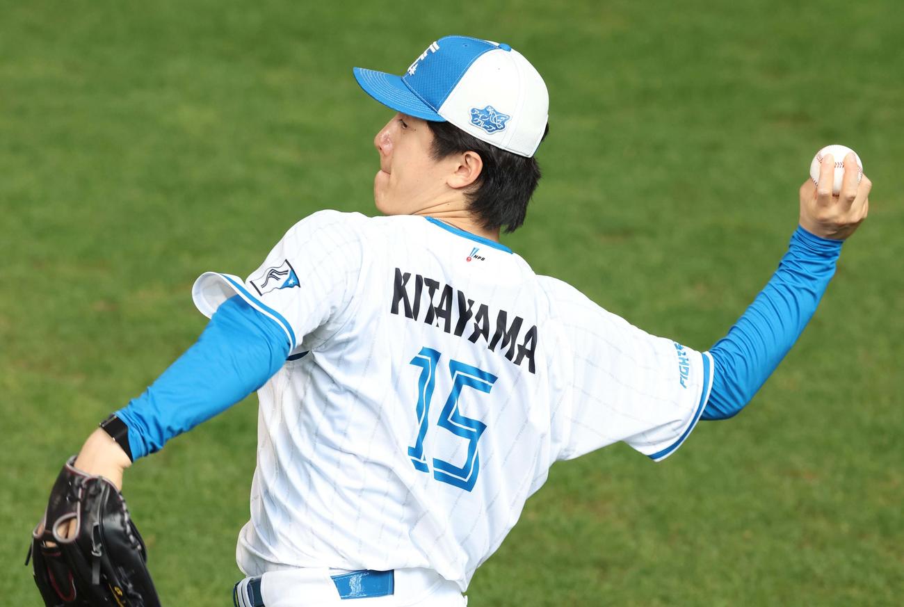 日本ハム対西武　背番号15を付けキャッチボールする北山（撮影・黒川智章）
