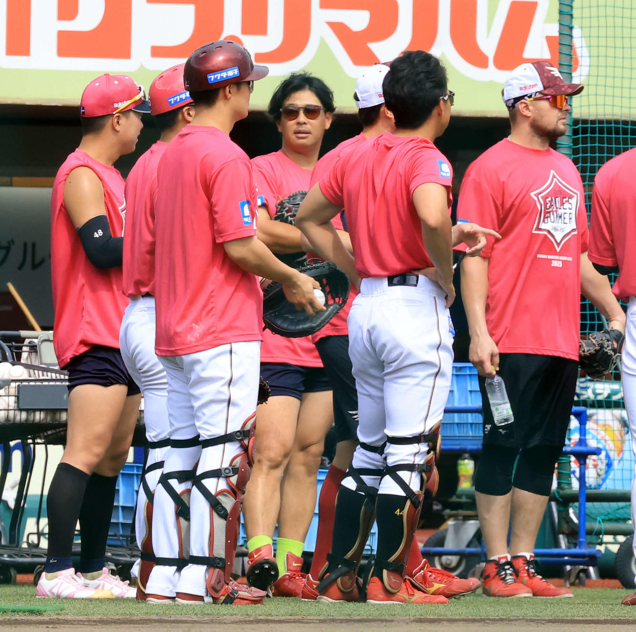 楽天対オリックス　1軍に合流した楽天浅村（中央）（撮影・浅見桂子）