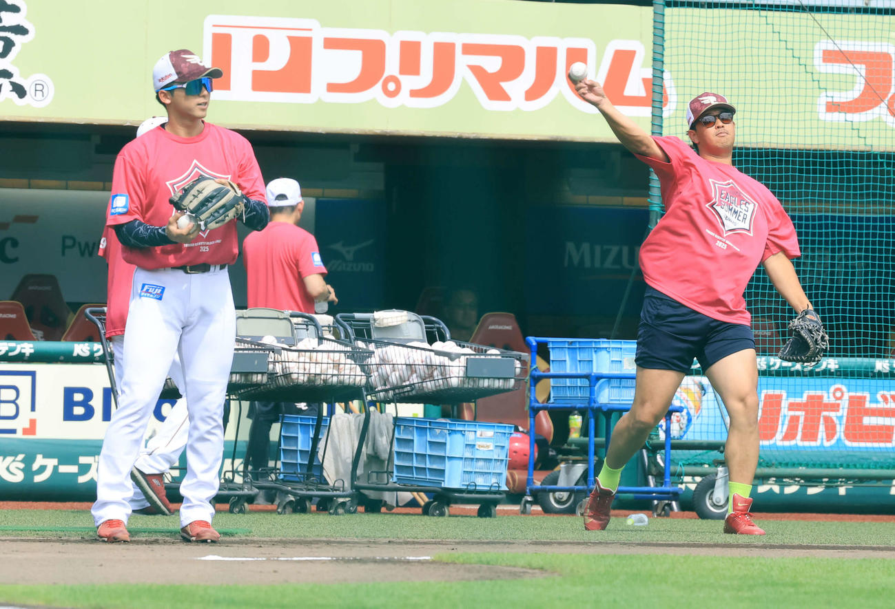 楽天対オリックス　楽天浅村（右）は宗山と並んでキャッチボールする（撮影・浅見桂子）