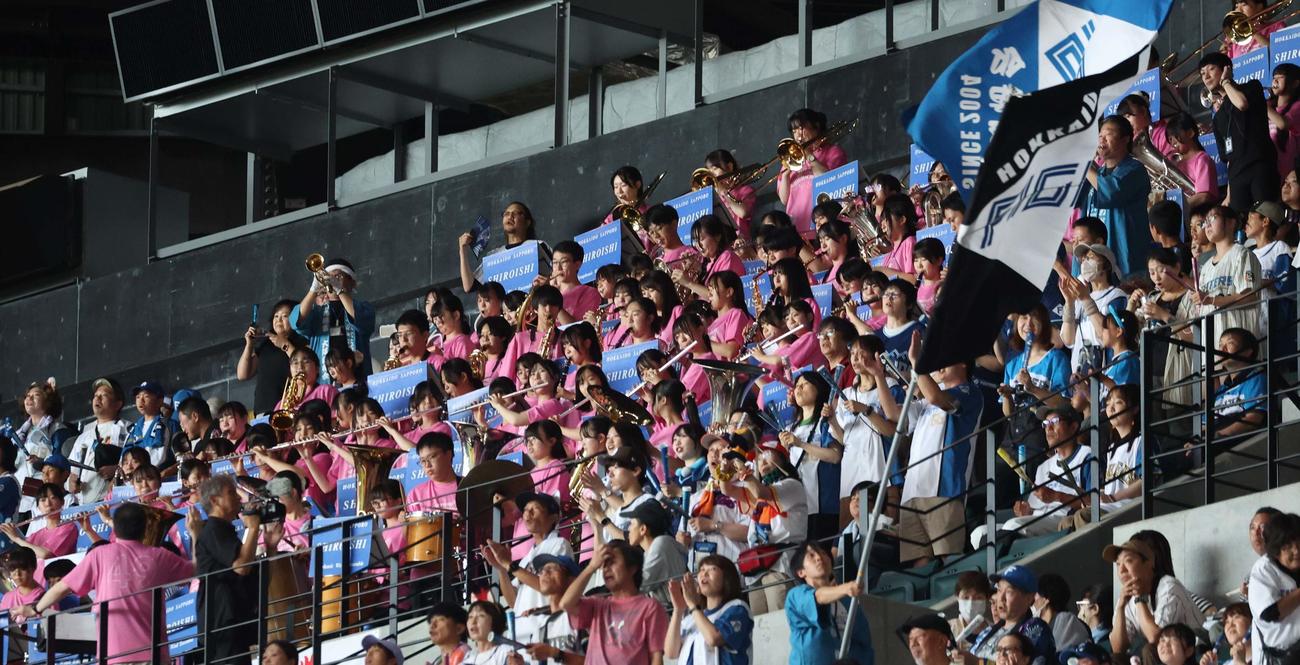 日本ハム対西武　応援する札幌白石高校吹奏楽部（撮影・黒川智章）