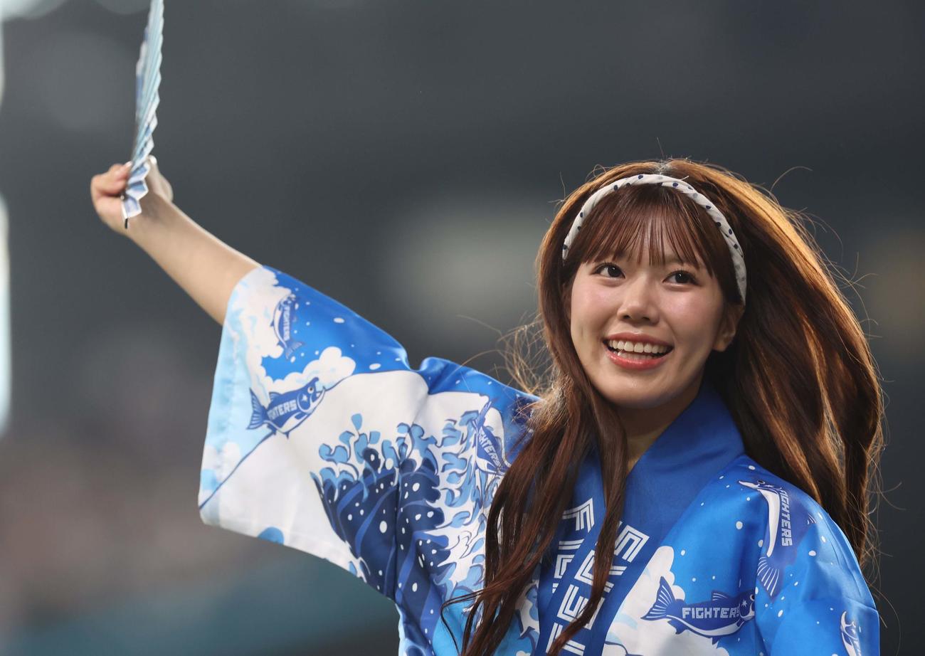 日本ハム対西武　法被姿で踊るファイターズガール（撮影・黒川智章）