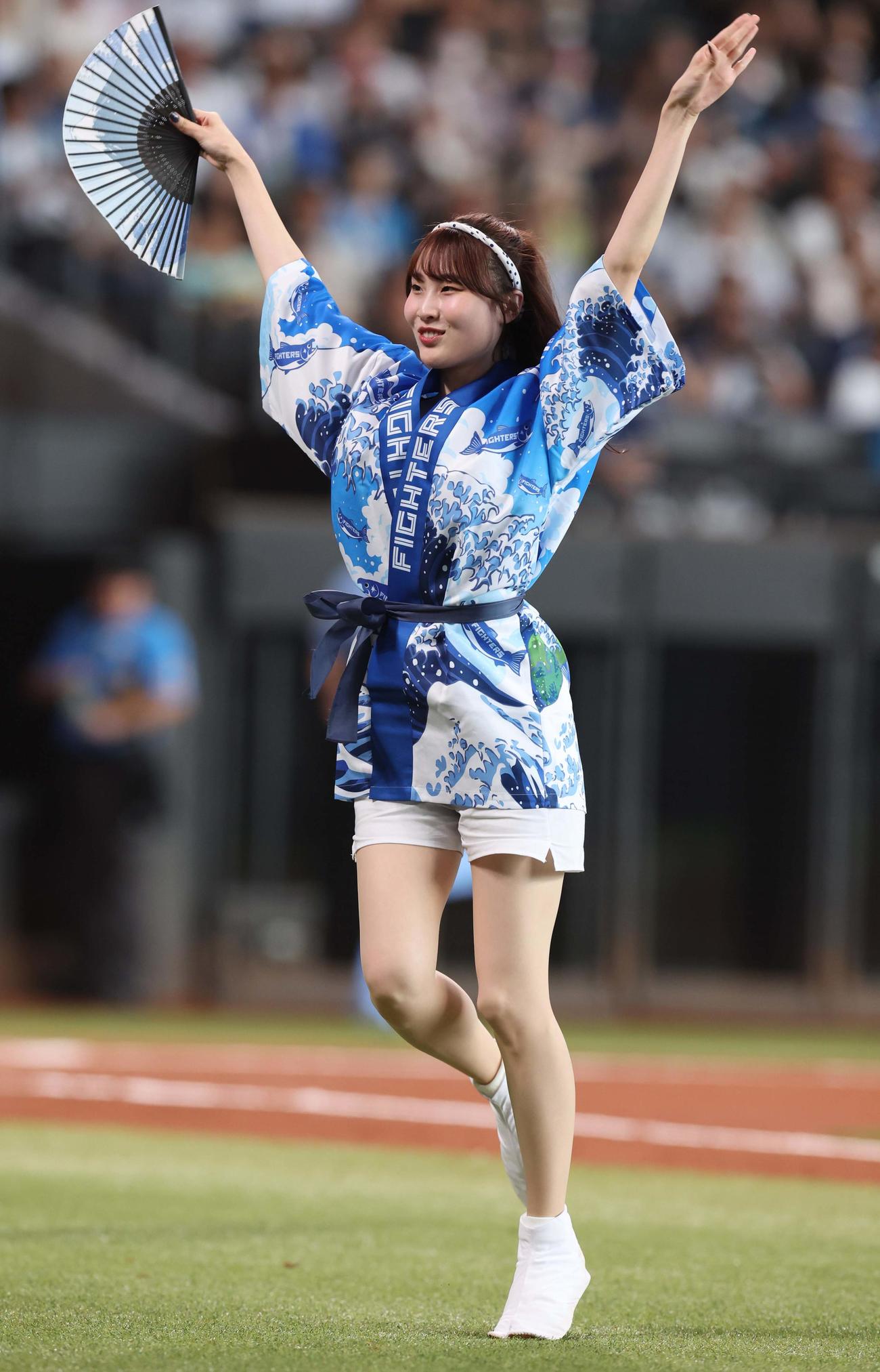 日本ハム対西武　法被姿で踊るファイターズガール（撮影・黒川智章）