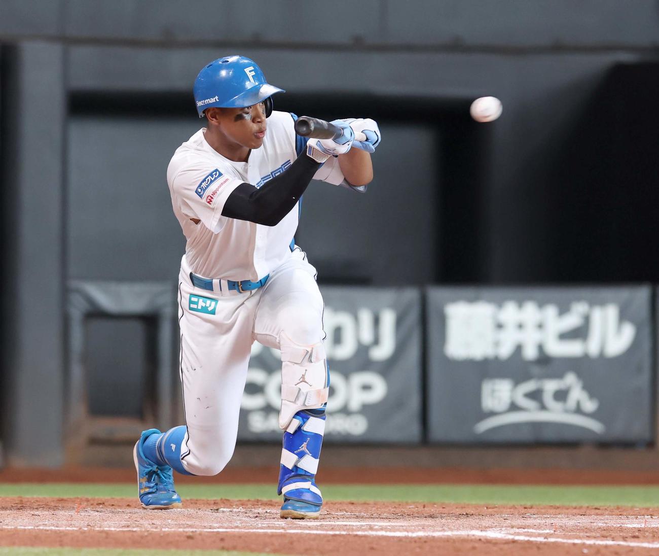 日本ハム対西武　3回裏日本ハム1死二、三塁、2ランスクイズを決める万波（撮影・黒川智章）