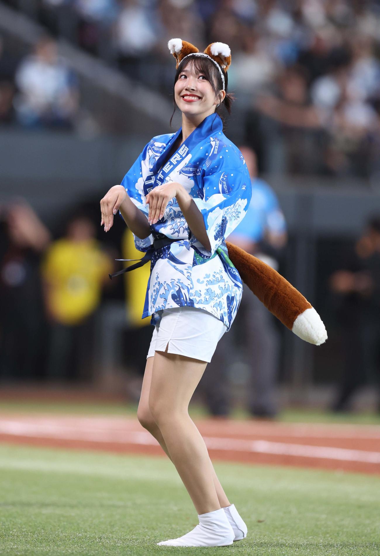 日本ハム対西武　法被姿できつねダンスを踊るファイターズガール（撮影・黒川智章）