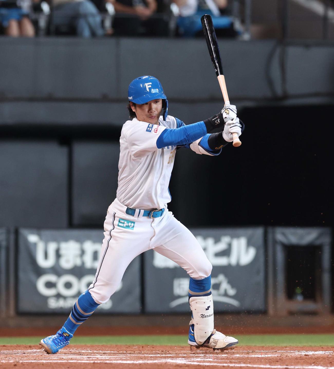 日本ハム対西武　3回裏日本ハム無死一塁、右前打を放つ奈良間（撮影・黒川智章）